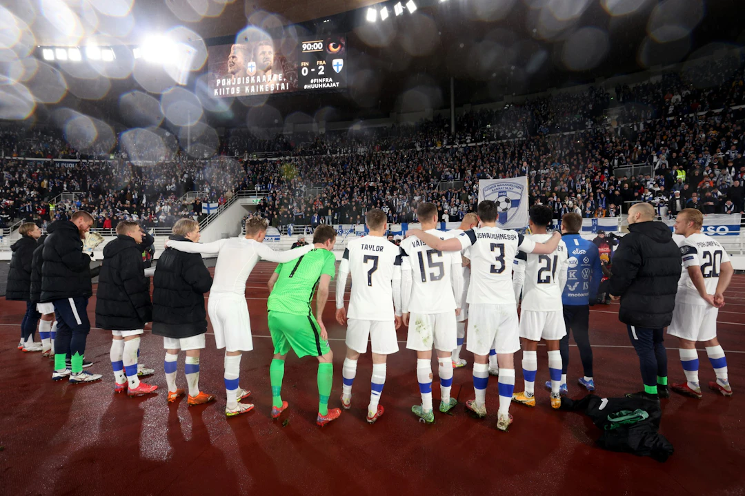 Huuhkajat Pohjoiskaarteen edessä Ranska-ottelun jälkeen.