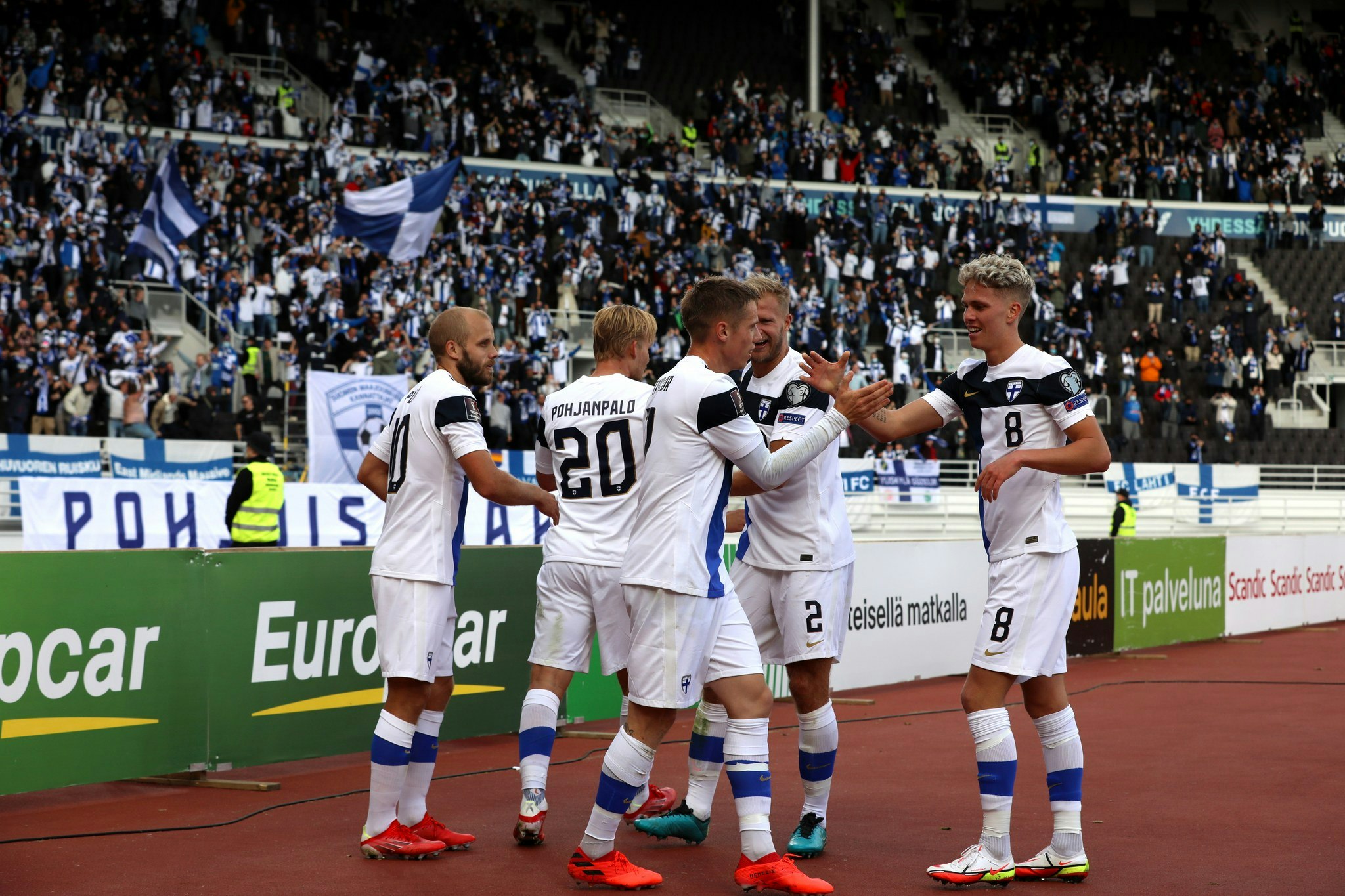 Huuhkajat Pohjoiskaarteen edessä MM-karsintaottelussa Kazakstania vastaan.