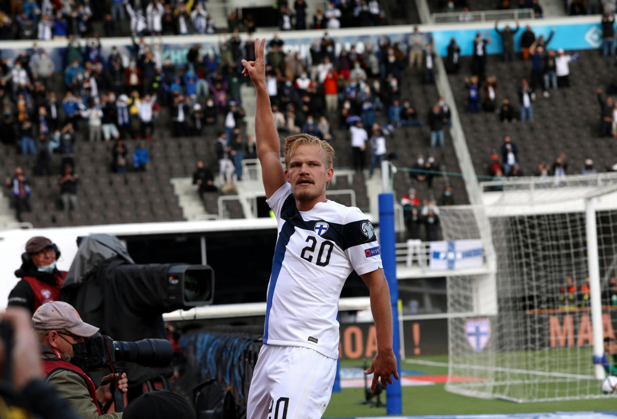 Kuvassa Joel Pohjanpalo tuulettaa maaliaan Kazakstania vastaan Olympiastadionilla.