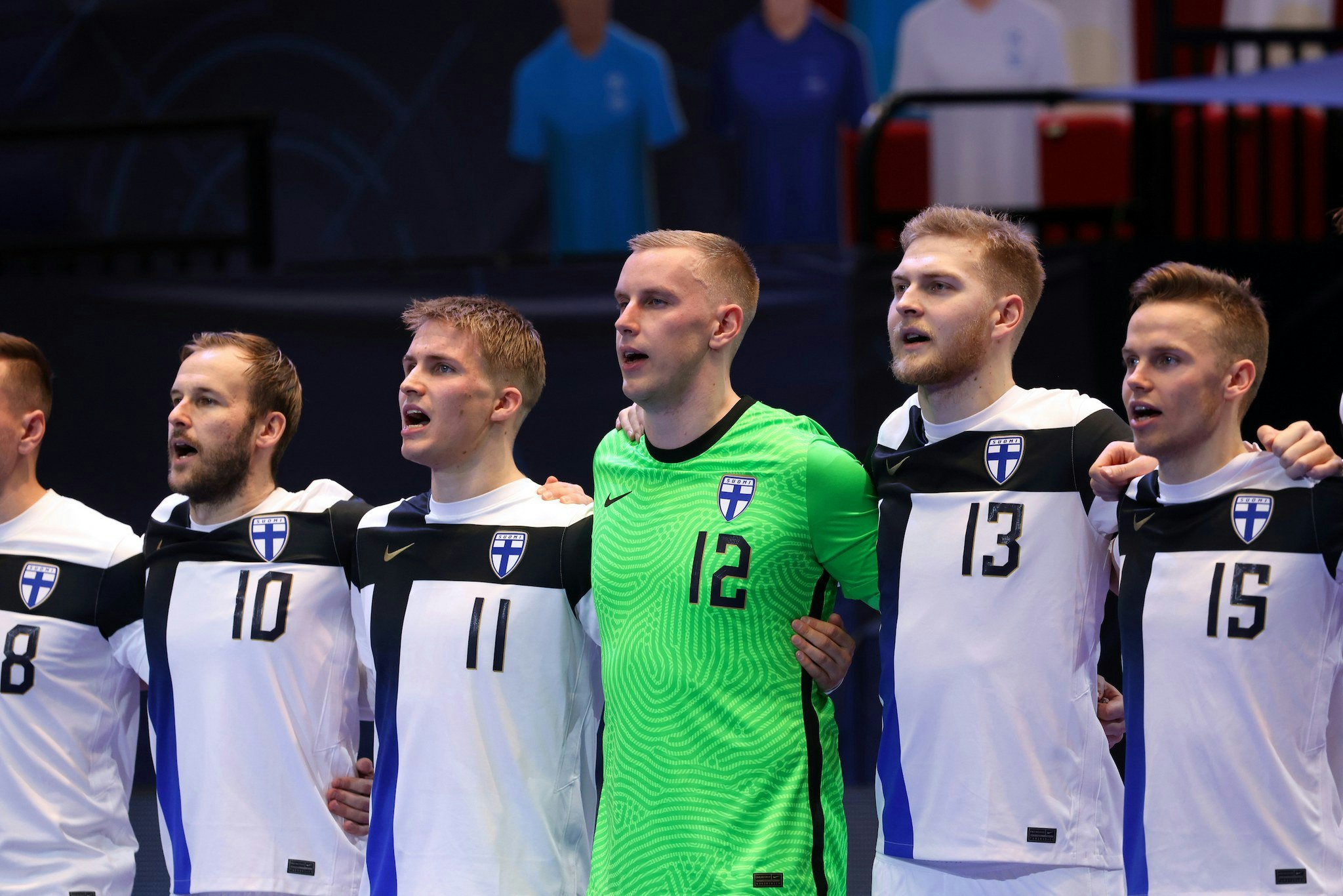 Suomen miesten futsalmaajoukkue laulamassa Maamme-laulua EM-kisoissa vuonna 2022.