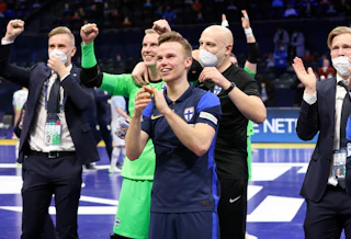 Olli Pöyliö kiittämässä katsojia Slovenia-voiton jälkeen EM-kisoissa.