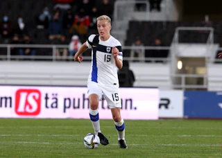 Robert Ivanov maaottelussa Walesia vastaan syyskuussa 2021
