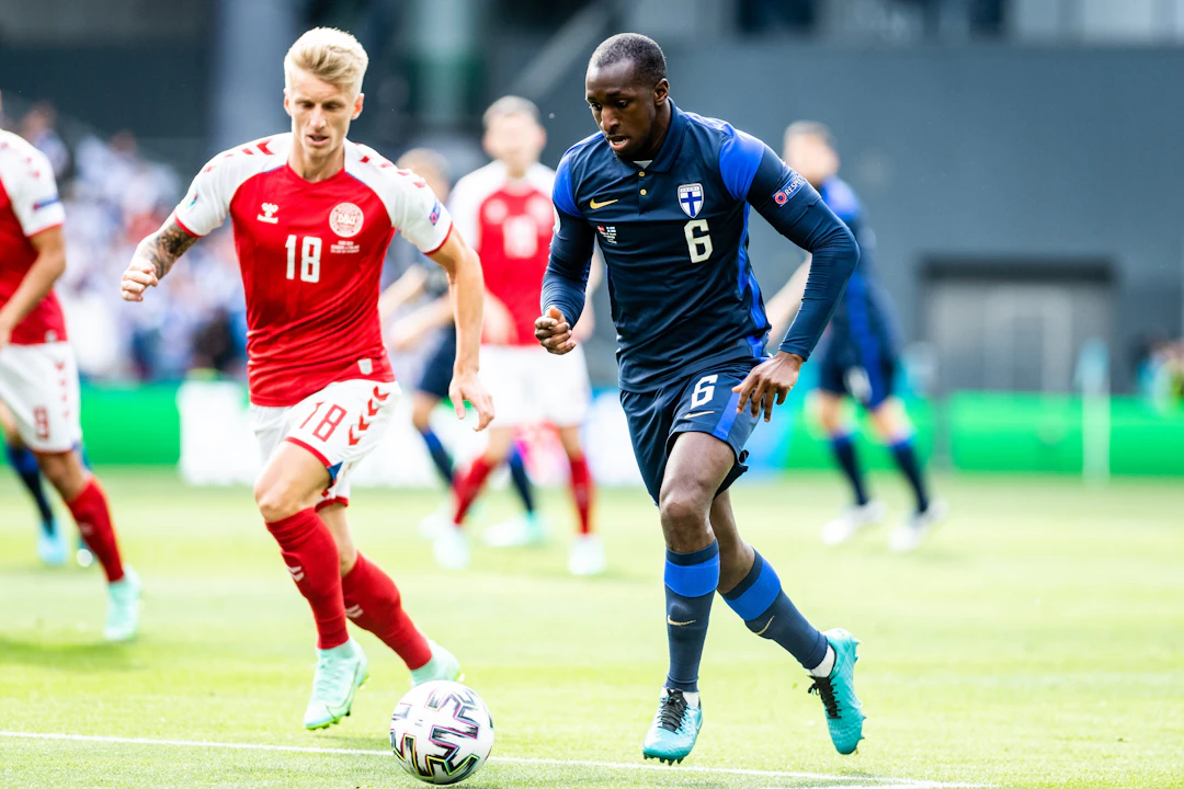 Glen Kamara historiallisessa EM-avauksessa Tanskaa vastaan kesällä 2021