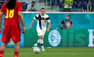 Robin Lod EM-lopputurnausottelussa Belgiaa vastaan kesällä 2021