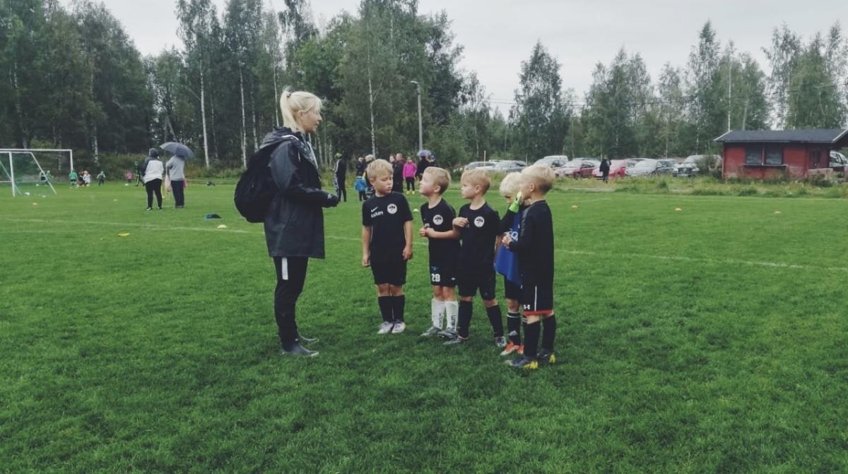 Siiri Lilja valmentamassa pieniä junioireita