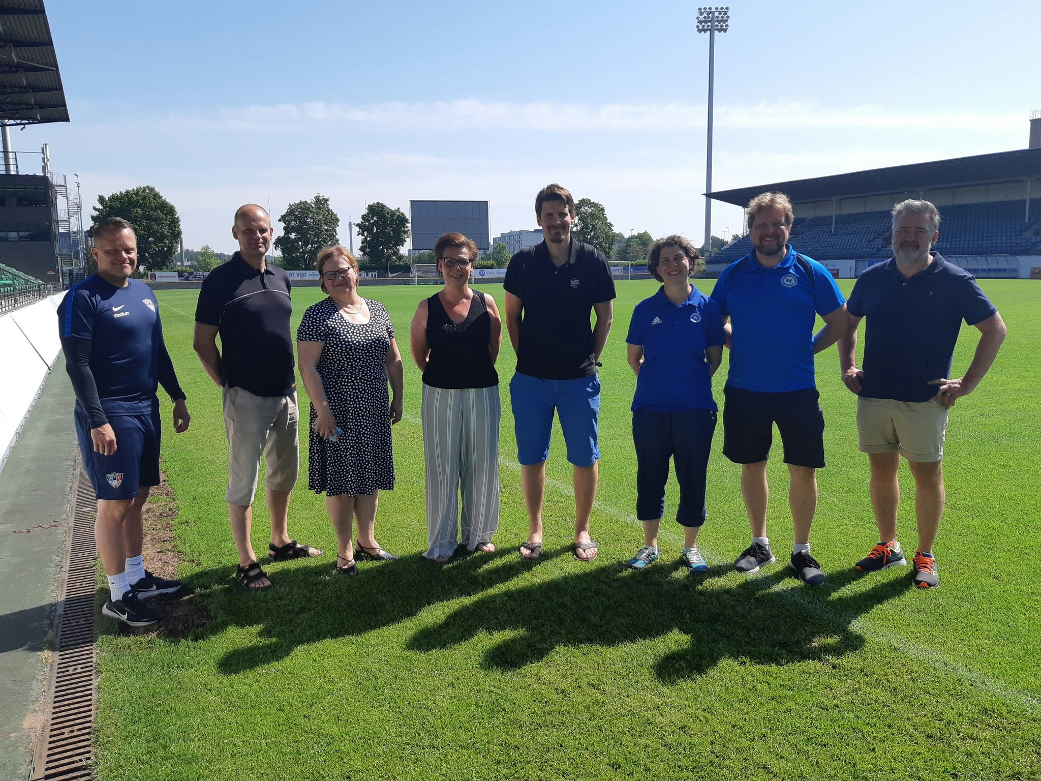 Jani Meriläinen (FC Inter), Lasse Bäckman ja Lena Hindström-Pesu (ÅIFK), Leena Allen ja Arto Kuuluvainen (TPS), Marika Huurre ja Mikko Högerman (TuNL) sekä Turun liikuntapalvelujohtaja Markus Kalmari iloitsevat Turun kaupunkikumppanuudesta sekä UEFA SROI -luvuista Turussa. Neljä turkulaisseuraa tuottaa arvoa yhteiskunnalle yli 30 miljoonaa euroa vuodessa.