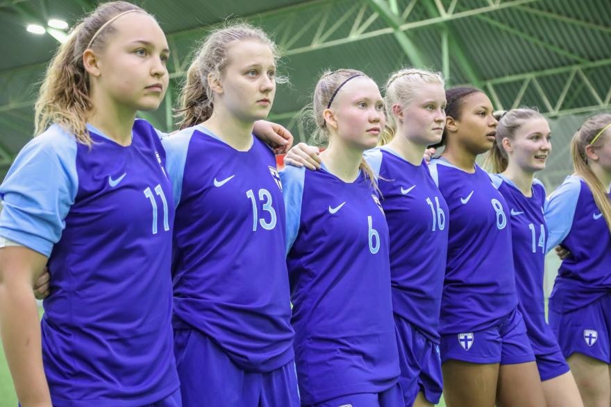 U19-tytöt rivissä.