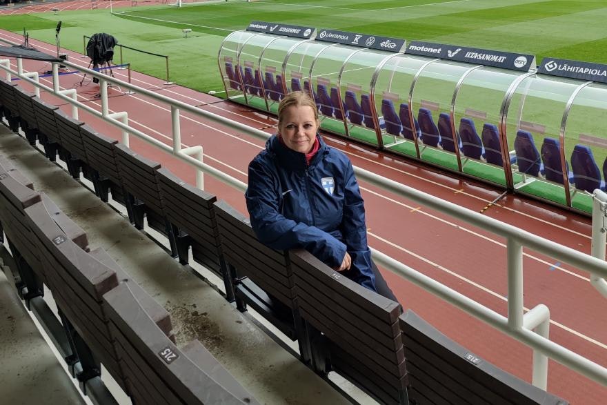 Ulla Ruuskanen istuu