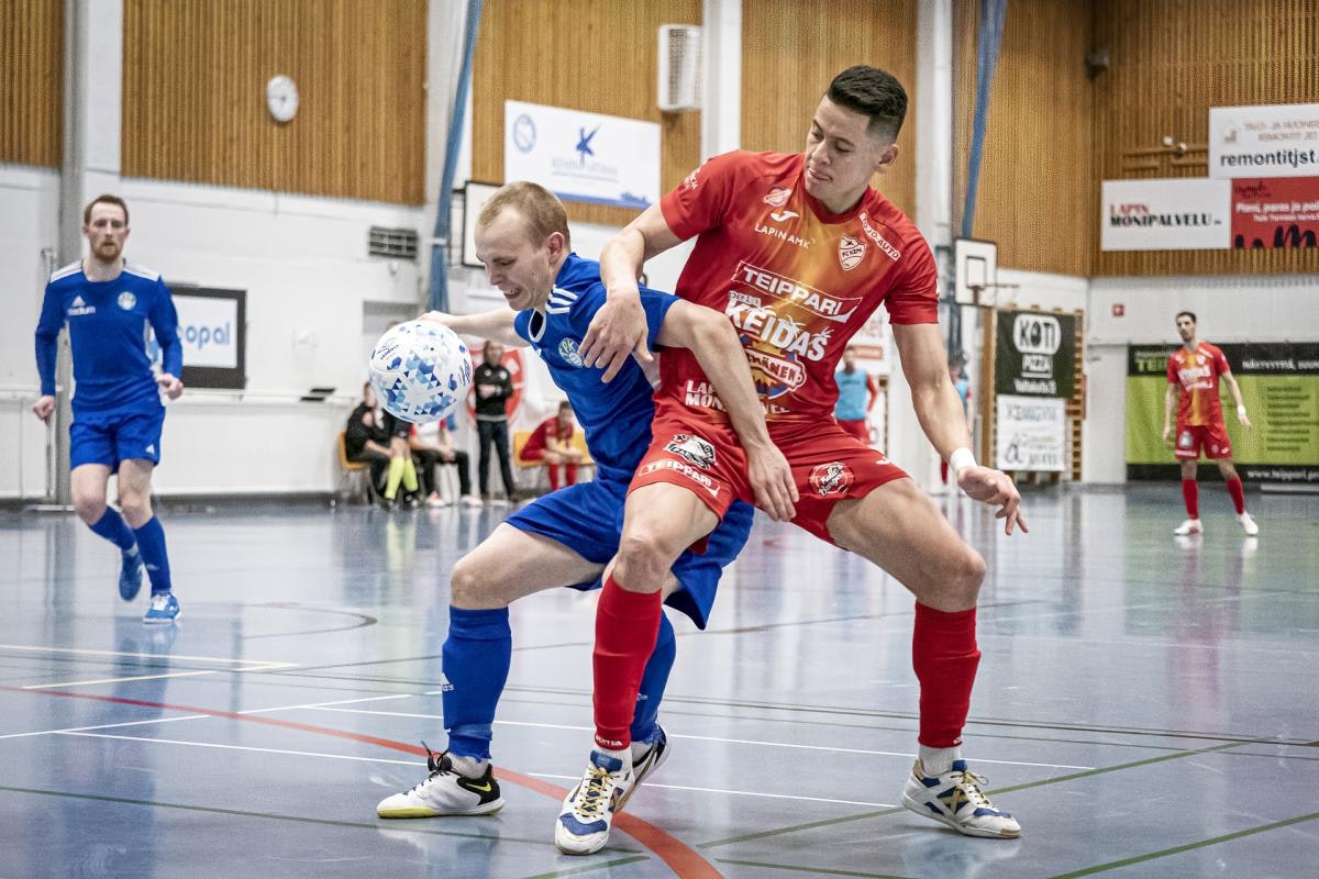 Enderson Suarez ja FC Kemi aloiittavat puolivälierät Mad Maxin kanssa. (Kuva FC Kemi - TPK -ottelusta: Ari Vuorela)