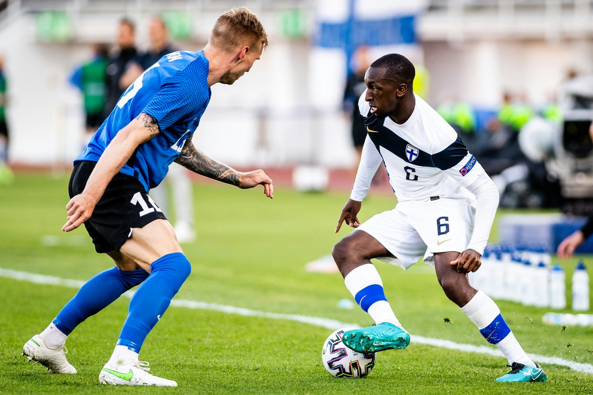 Glen Kamara maaottelussa Viroa vastaan.