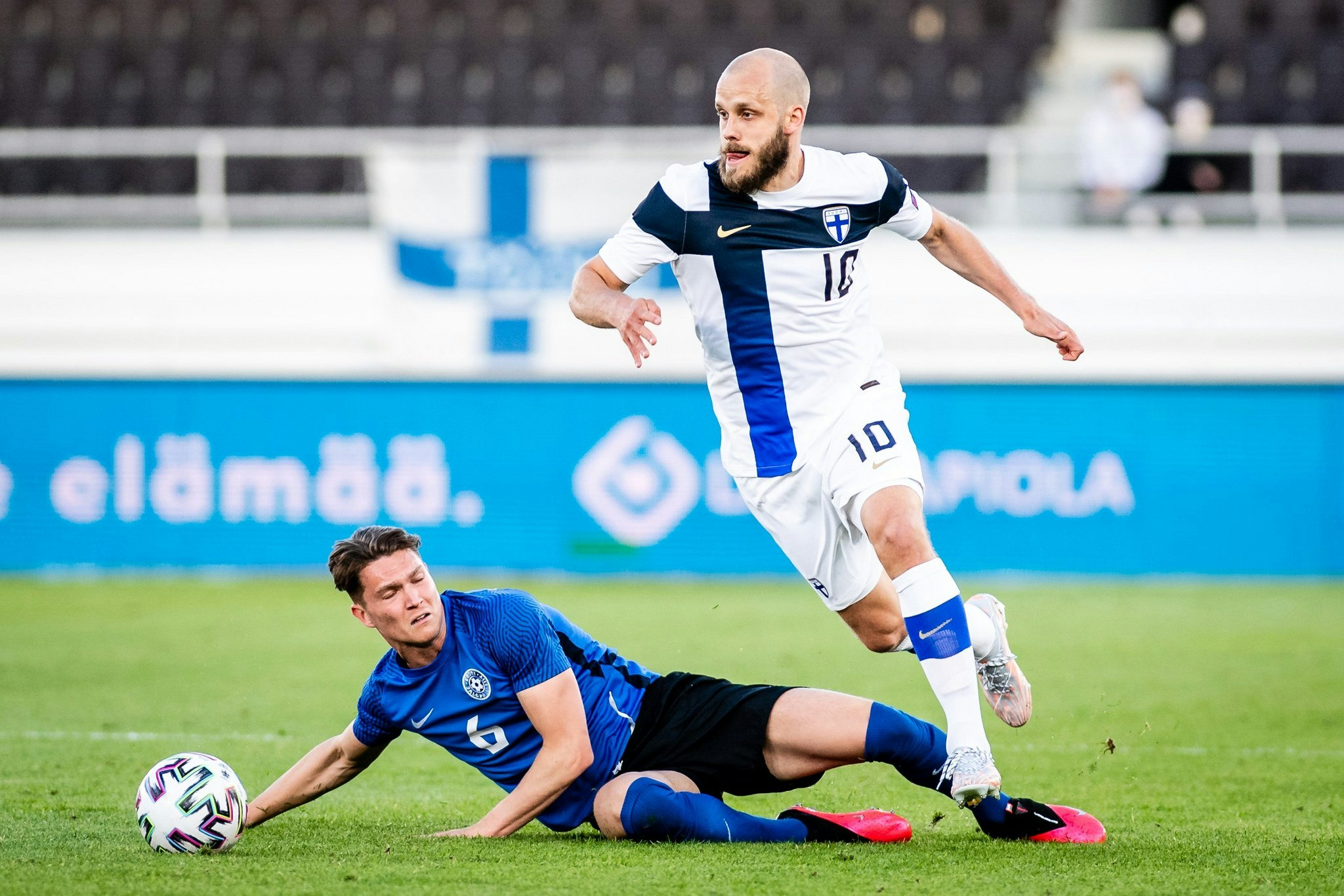 Kuvassa Teemu Pukki maaottelussa Viroa vastaan.