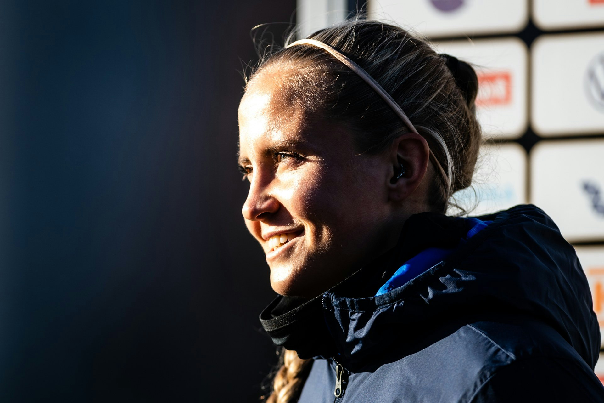 Ria Öling hymyilee.
