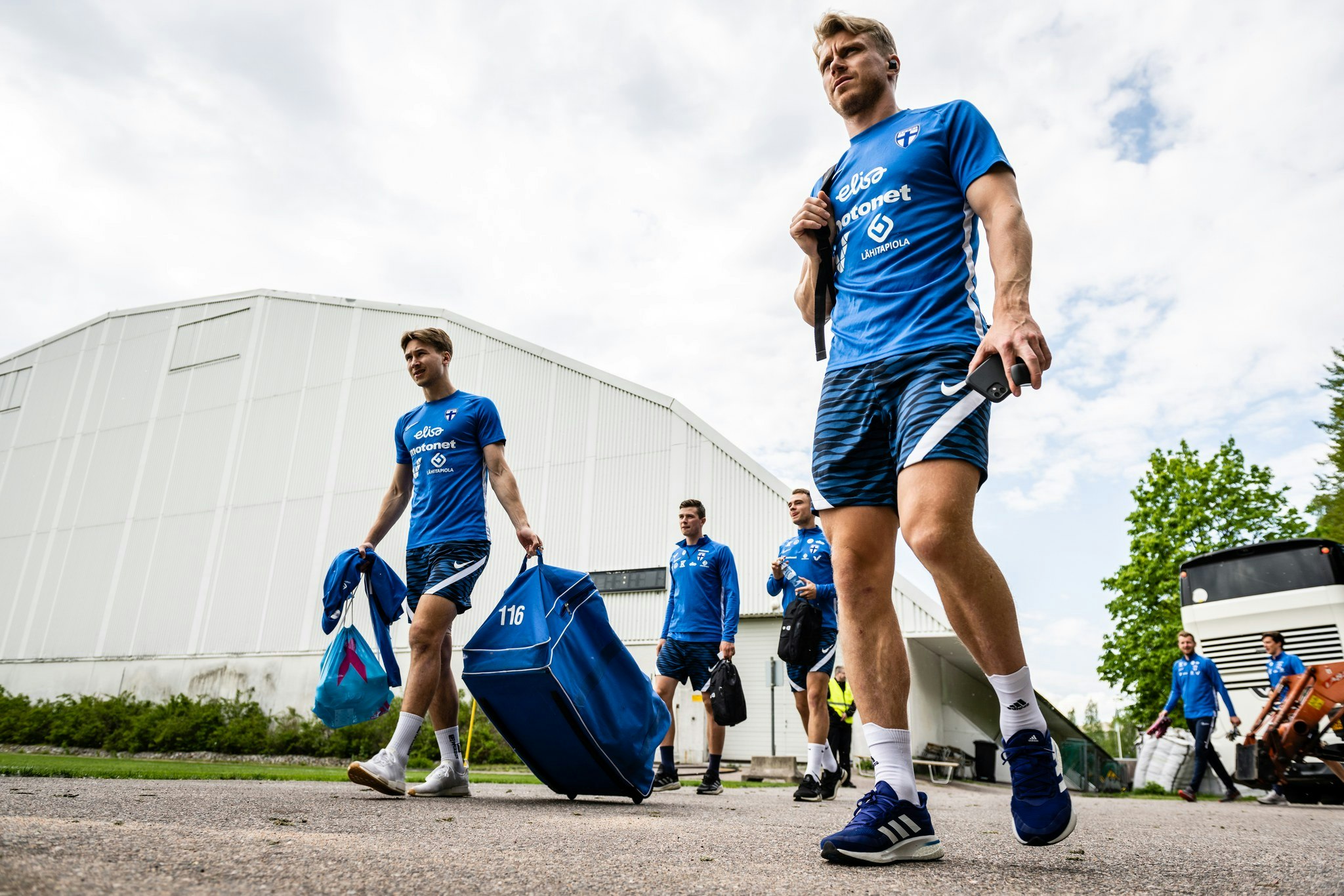 Rasmus Schüller saapumassa Huuhkajien harjoituksiin Talissa.