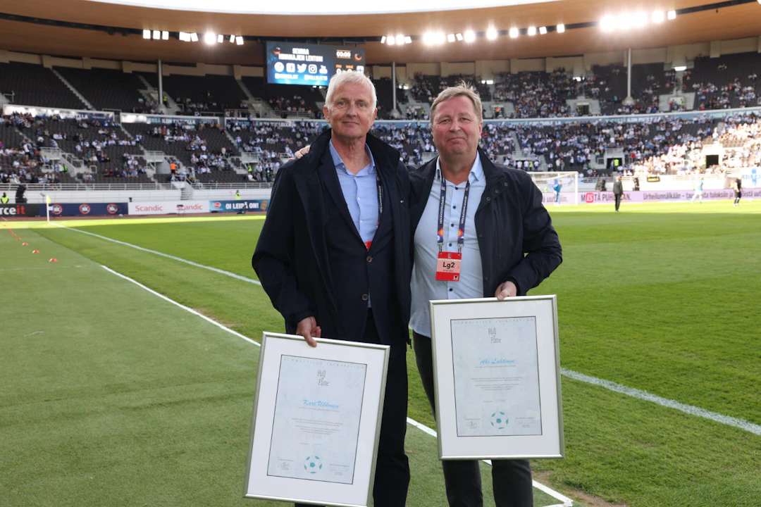 Kari Ukkonen ja Aki Lahtinen nimettiin Hall of Fameen Huuhkajien Montenegro-ottelun yhteydessä.