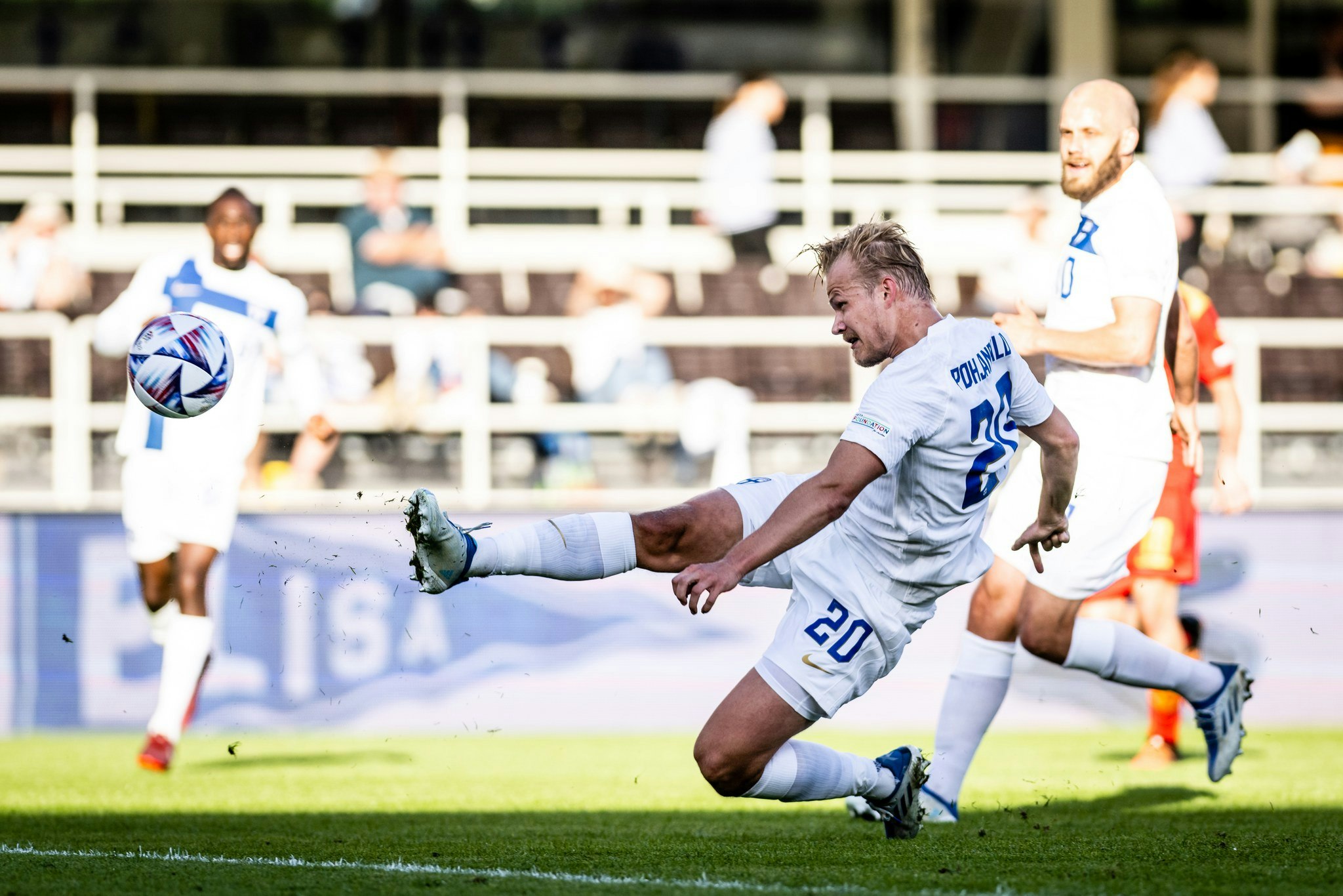 Joel Pohjanpalo laukoi pallon Montenegron verkkoon Olympiastadionilla.