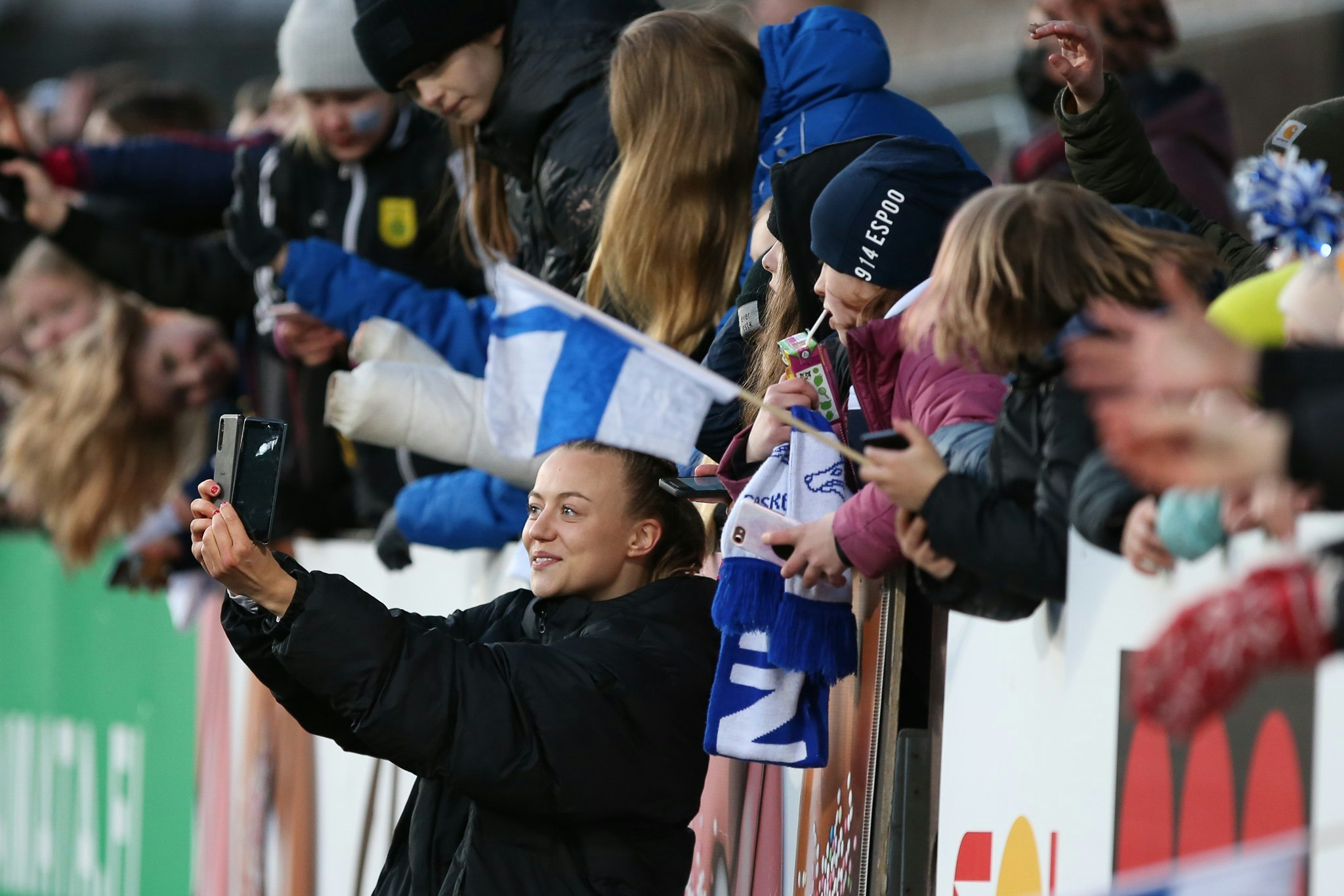 Olga Ahtinen ottamassa selfietä kannattajien kanssa.