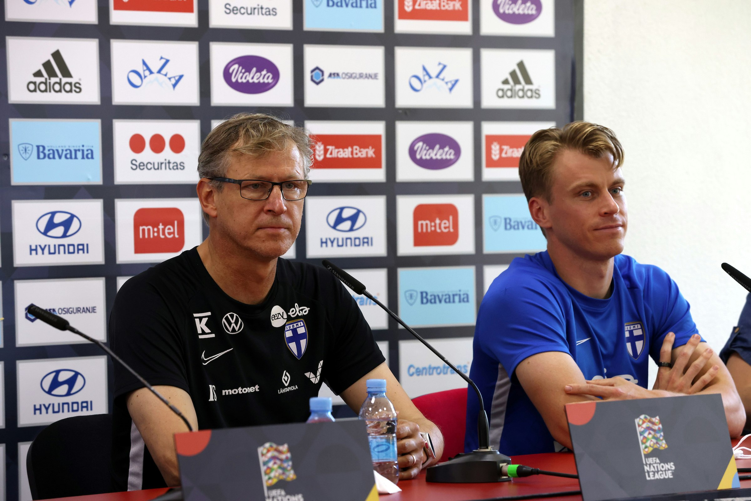 Markku Kanerva median edessä Huuhkajien lehdistötilaisuudessa Zenicassa.