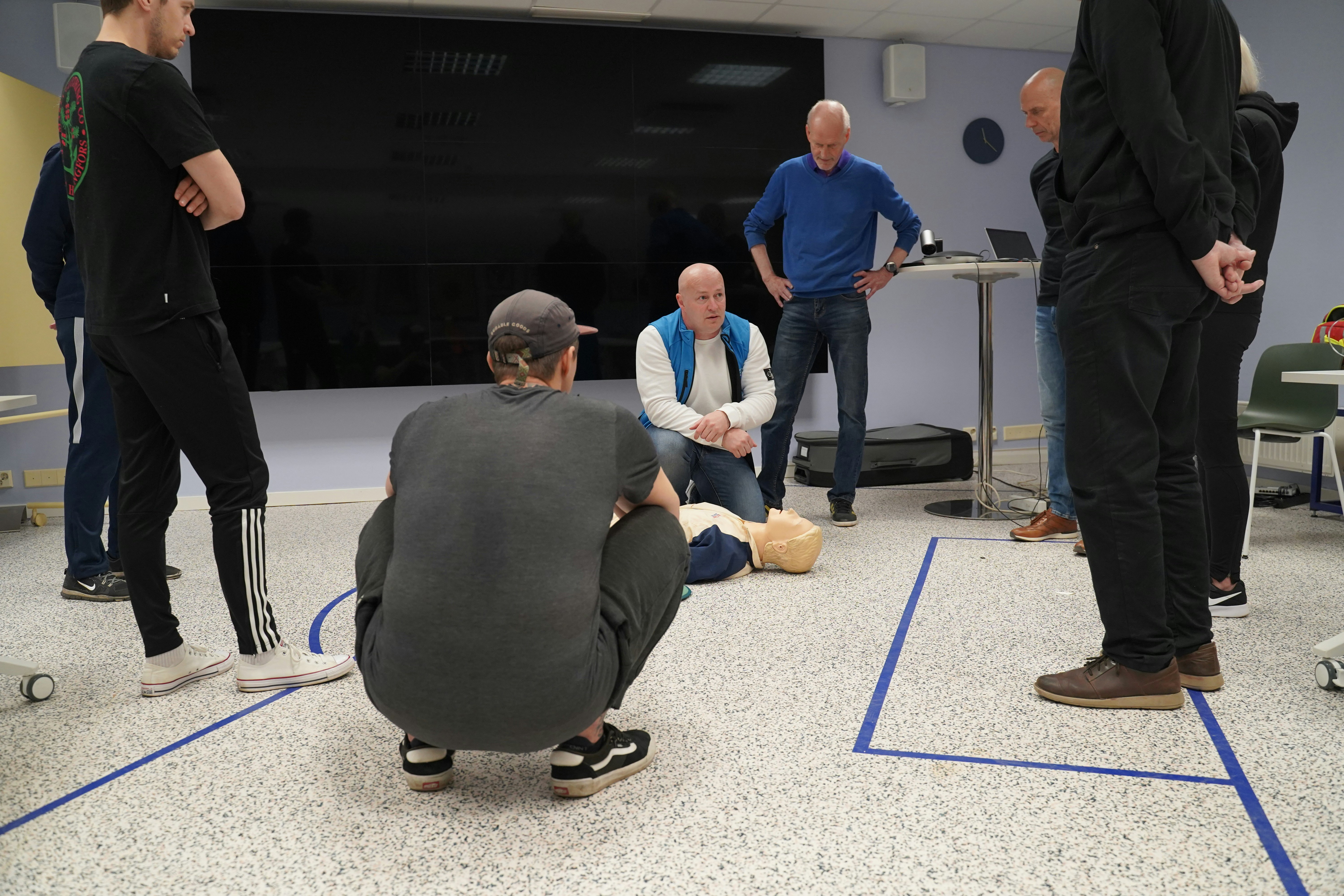 Jalkapallon ja futsalin parissa toimivat lääkärit ja fysioterapeutit suorittamassa elvytyskoulutusta.