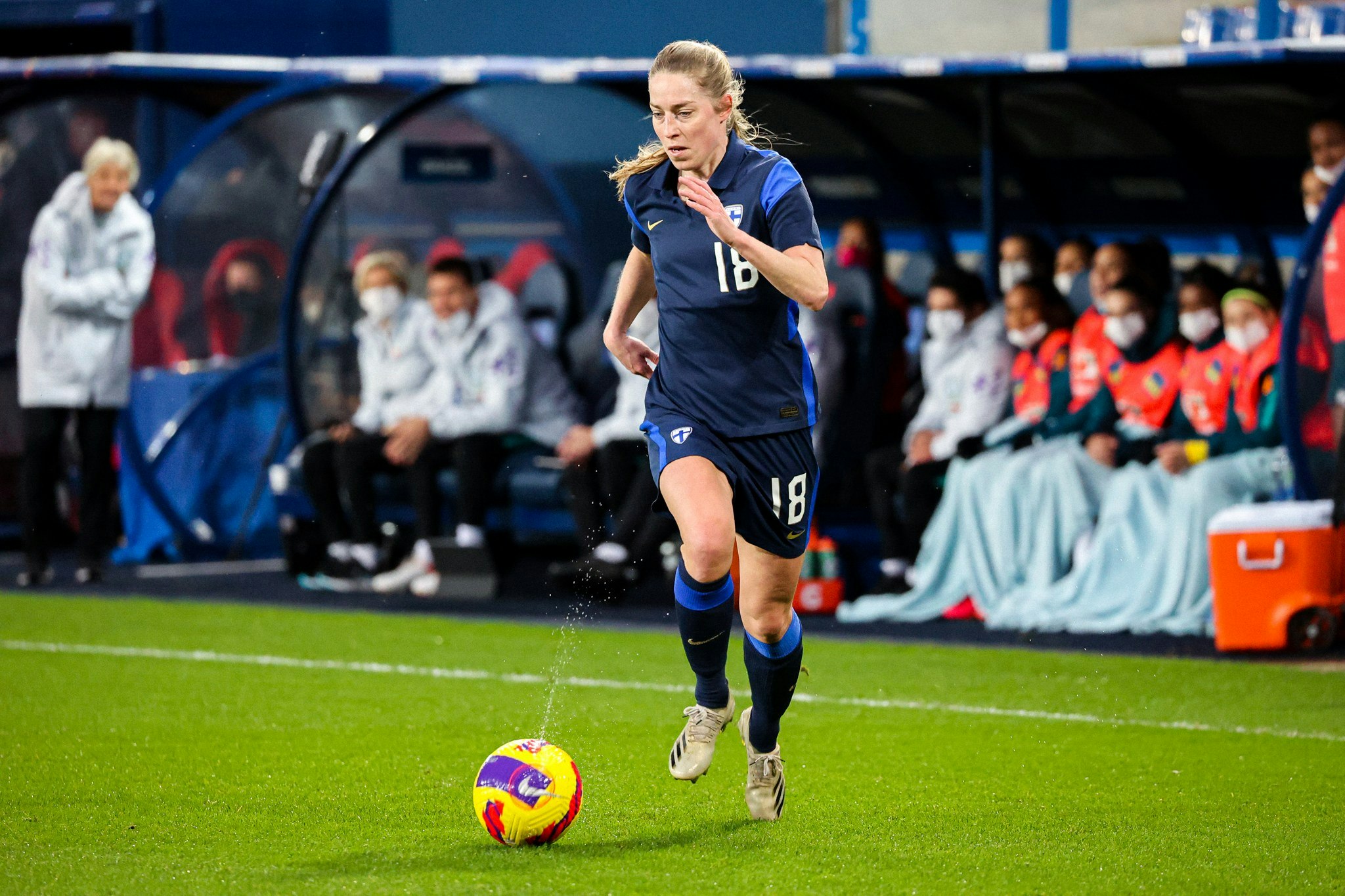 Linda Sällström juoksee pallon kanssa.