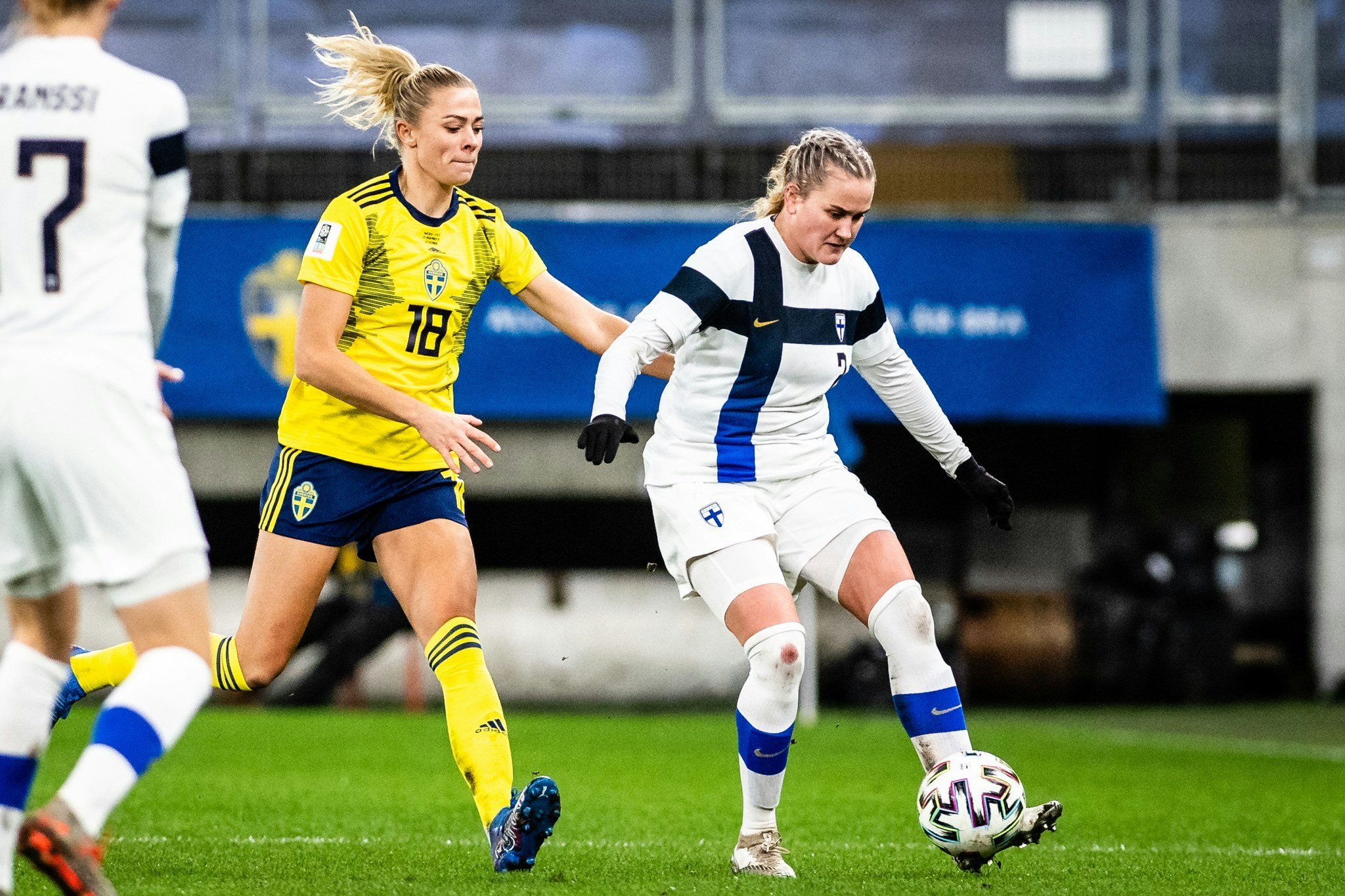 Elli Pikkujämsä MM-karsintaottelussa Ruotsia vastaan.