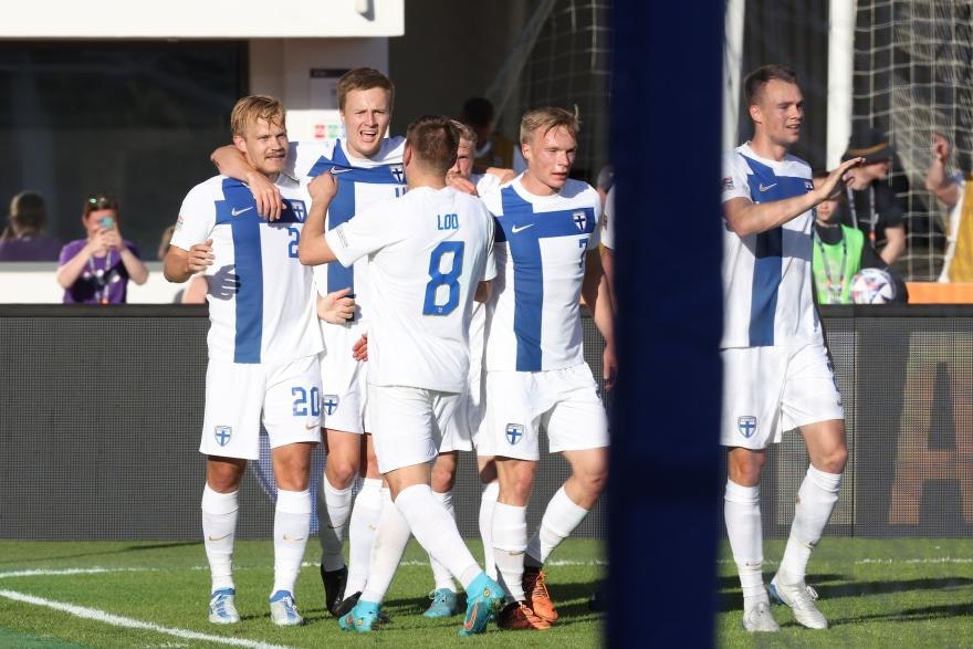 Huuhkajat juhlii maalia Montenegroa vastaan.