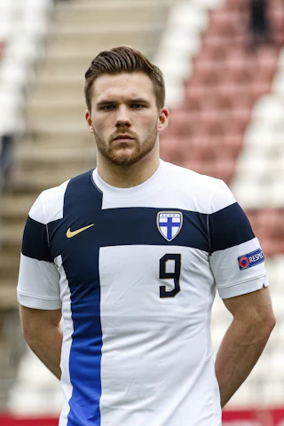 Benjamin Källman maajoukkuepaidassa.