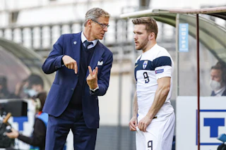 Benjamin Källman saa ohjeita Markku Kanervalta.