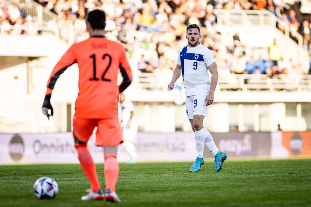 Benjamin Källman Huuhkajien Nations League -ottelussa Bosnia-Hertsegovinaa vastaan.