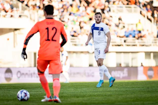 Benjamin Källman Huuhkajien Nations League -ottelussa Bosnia-Hertsegovinaa vastaan.