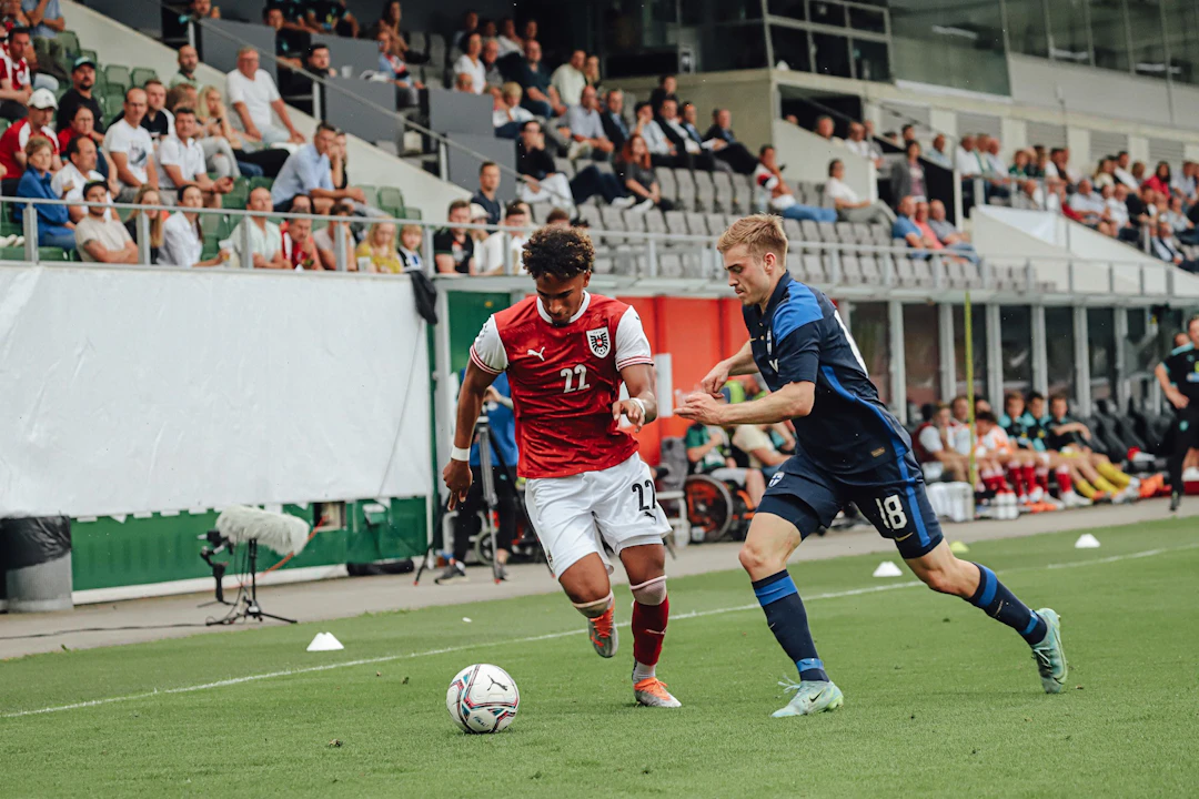 Daniel Håkans taistelee pallosta itävaltalaispelaajan kanssa.