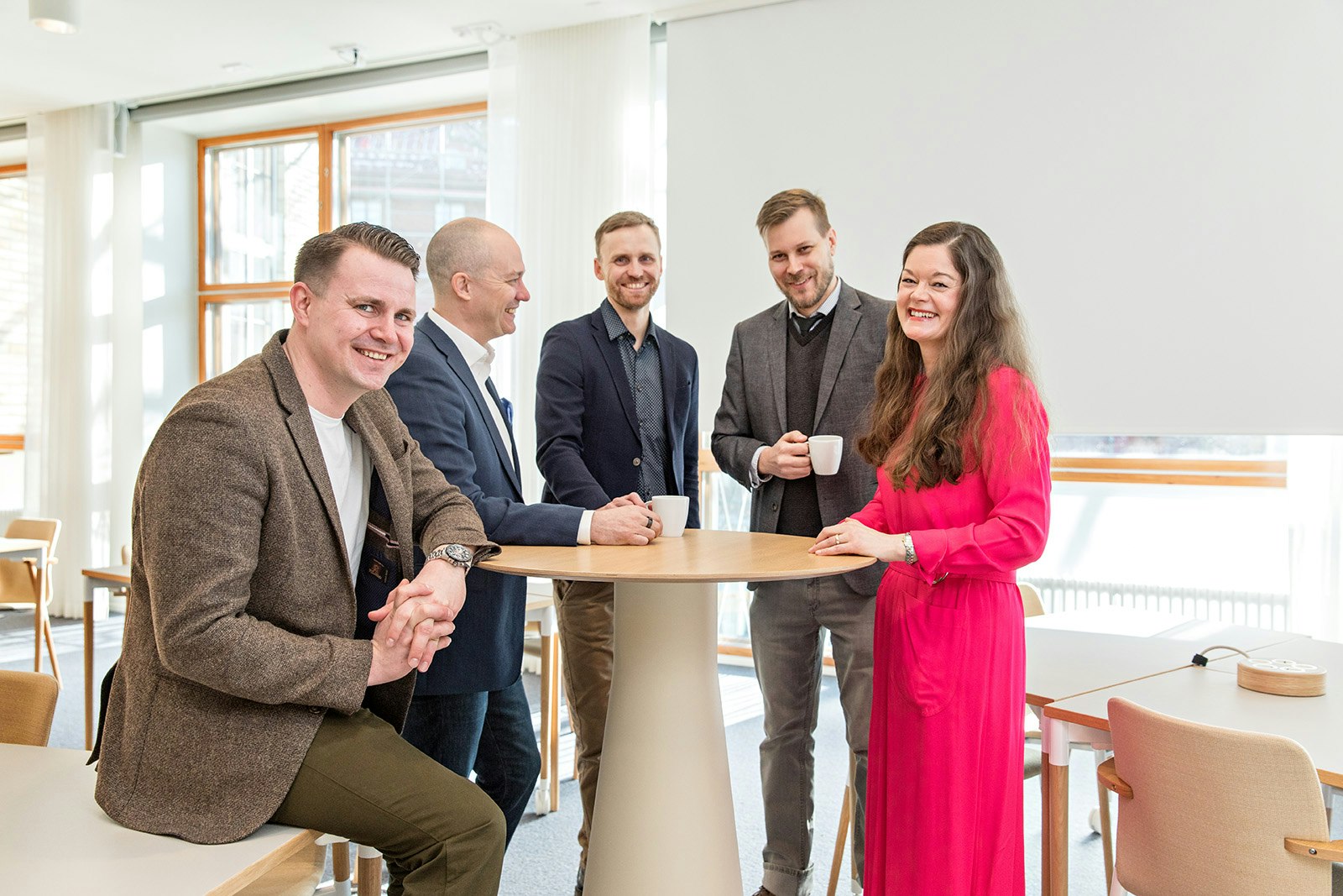 Viisi Aalto EMBA -osallistujaa pöydän ääressä