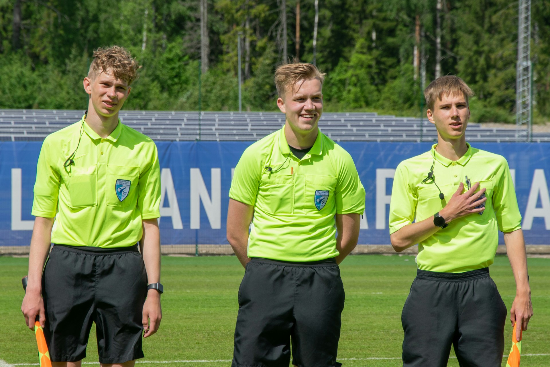 Huuhkajaturnauksen finaalin tuomarikolmikko Miika Kiuru, Niklas Helenius ja Niklas Stenudd.