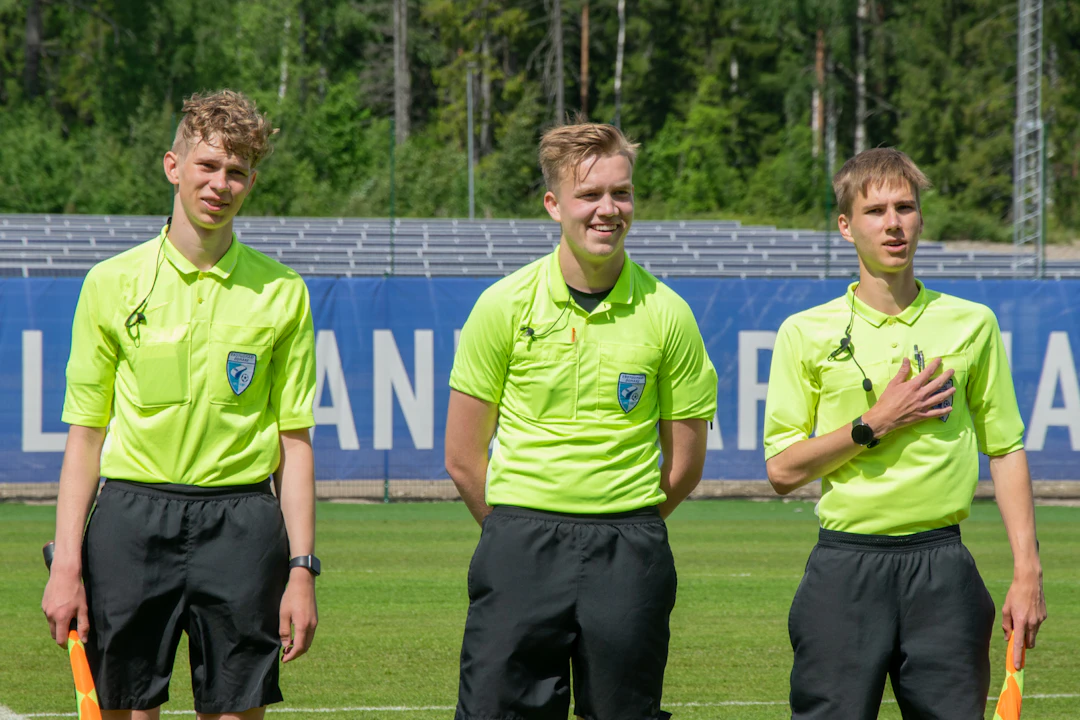 Huuhkajaturnauksen finaalin tuomarikolmikko Miika Kiuru, Niklas Helenius ja Niklas Stenudd.