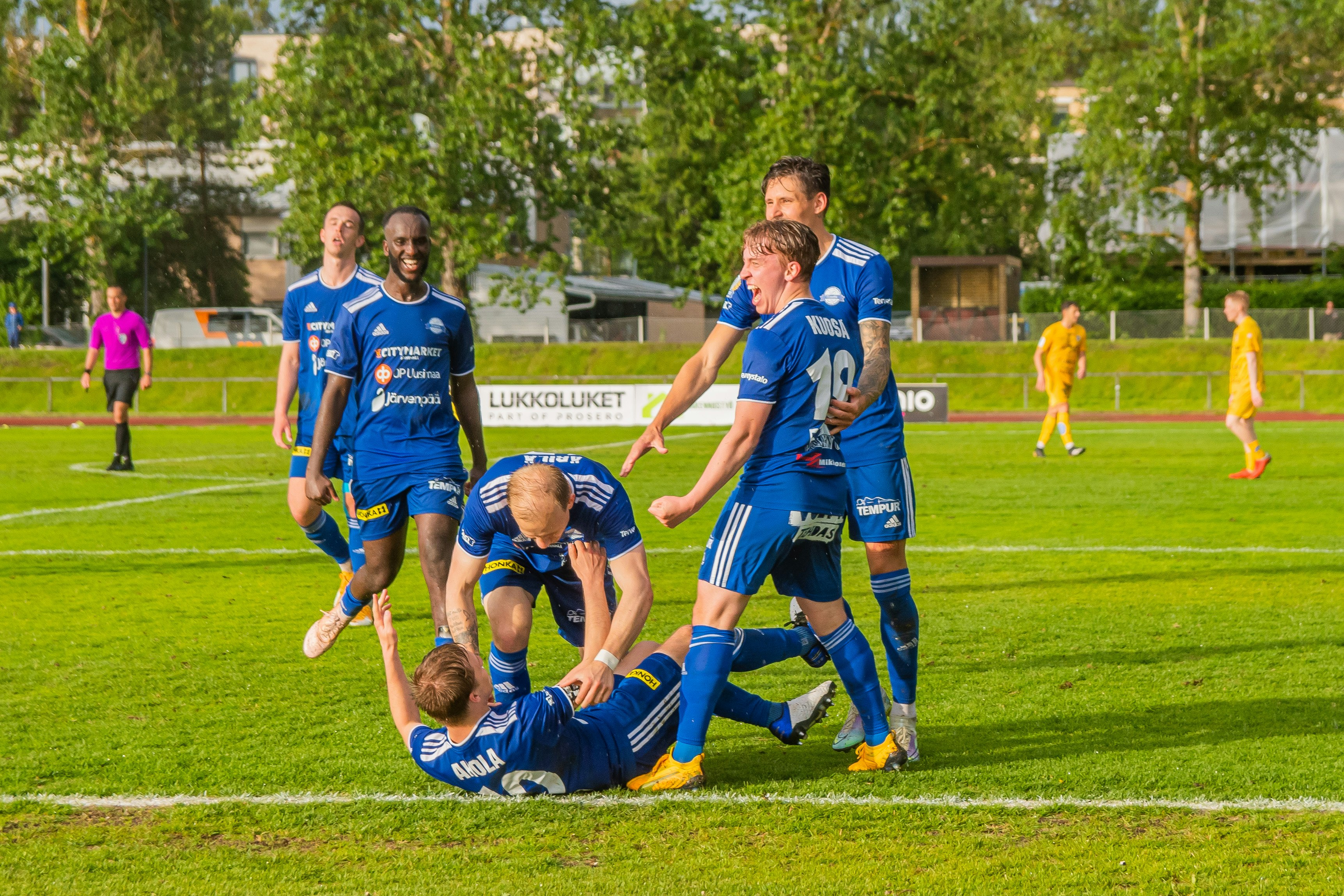 JäPS:n pelaajat tuulettavat