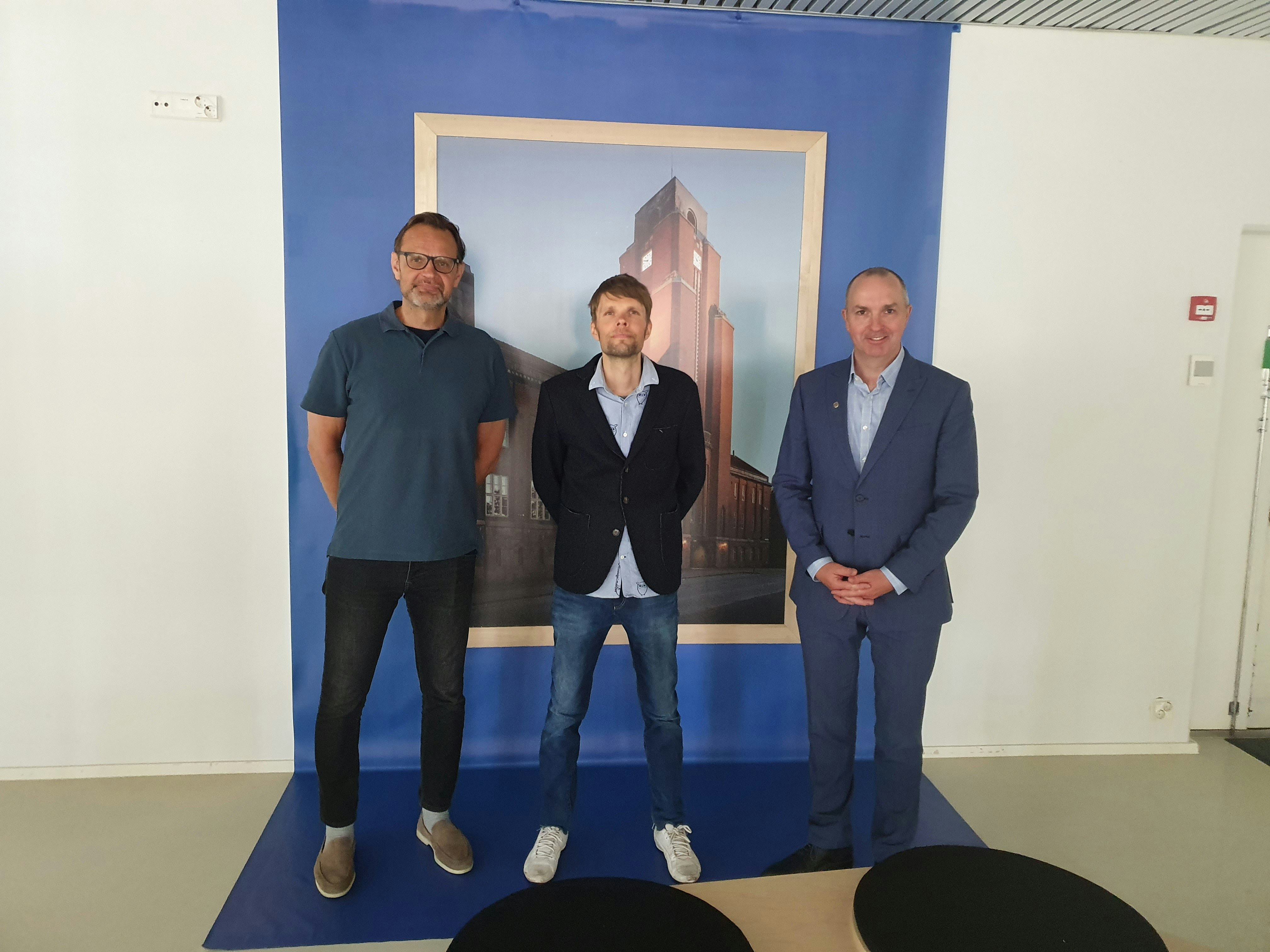 Tommi Lanki (vas), Taneli Haara ja Markus Lankinen allekirjoitustilaisuudessa Lahden kaupungintalolla
