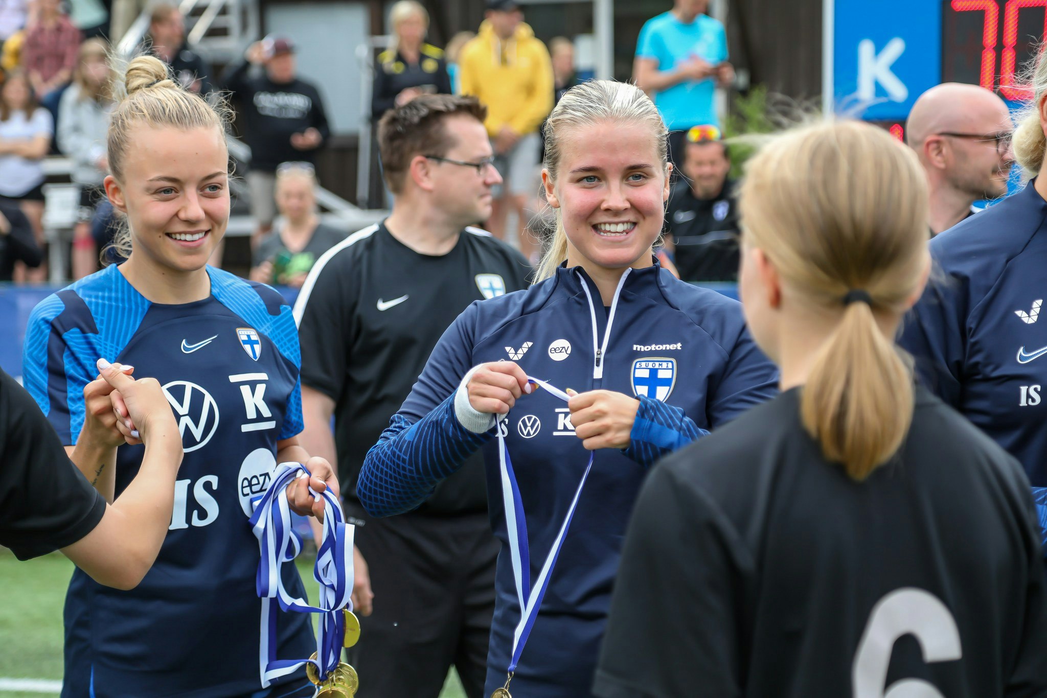 Olga Ahtinen ja Amanda Rantanen jakamassa palkintoja Helmariturnauksen pelaajille.