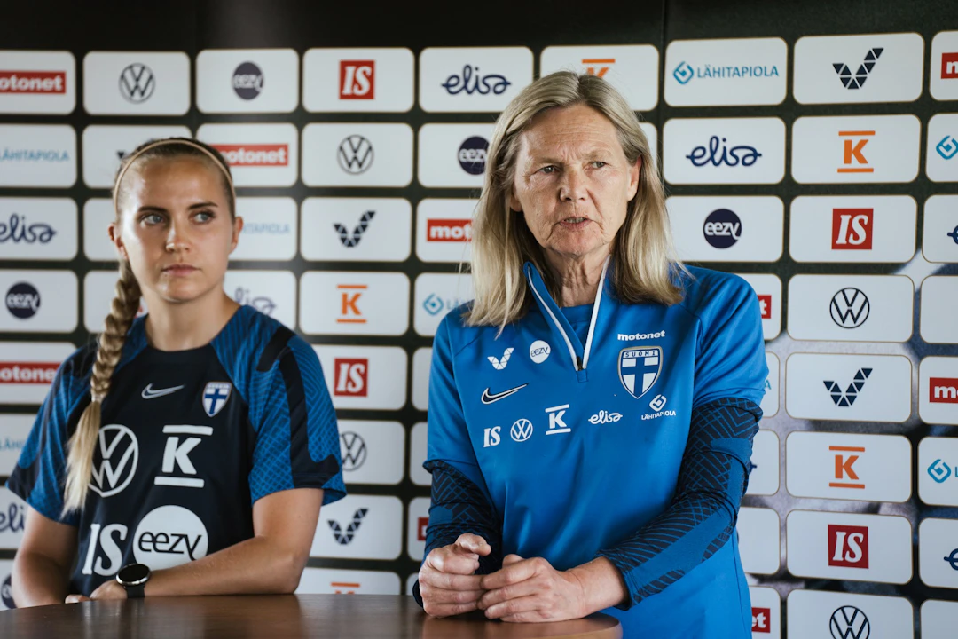 Ria Öling ja Anna Signeul ennakoivat Japani-ottelua lehdistötilaisuudessa Turussa.