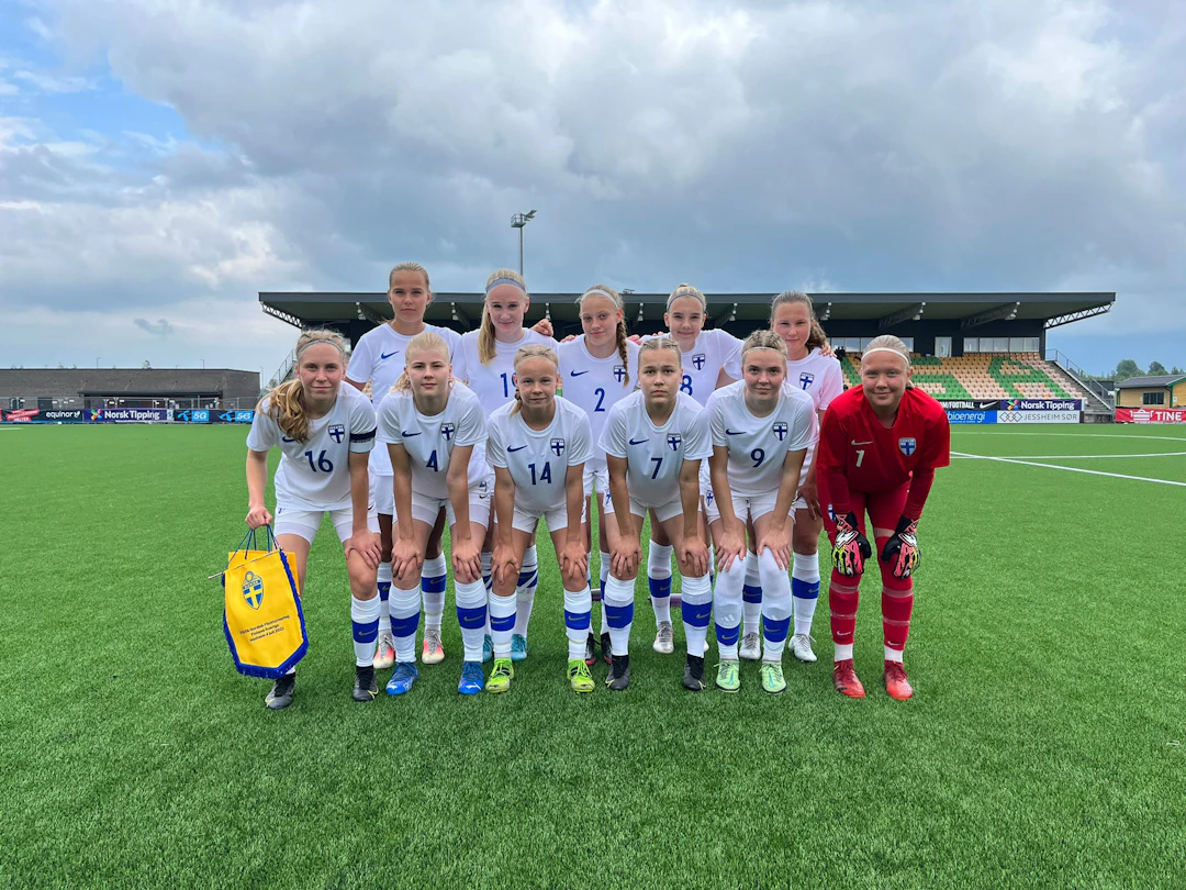 U17-tyttöjen avauskokoonpano PM-turnauksessa Ruotsi-ottelun alla.