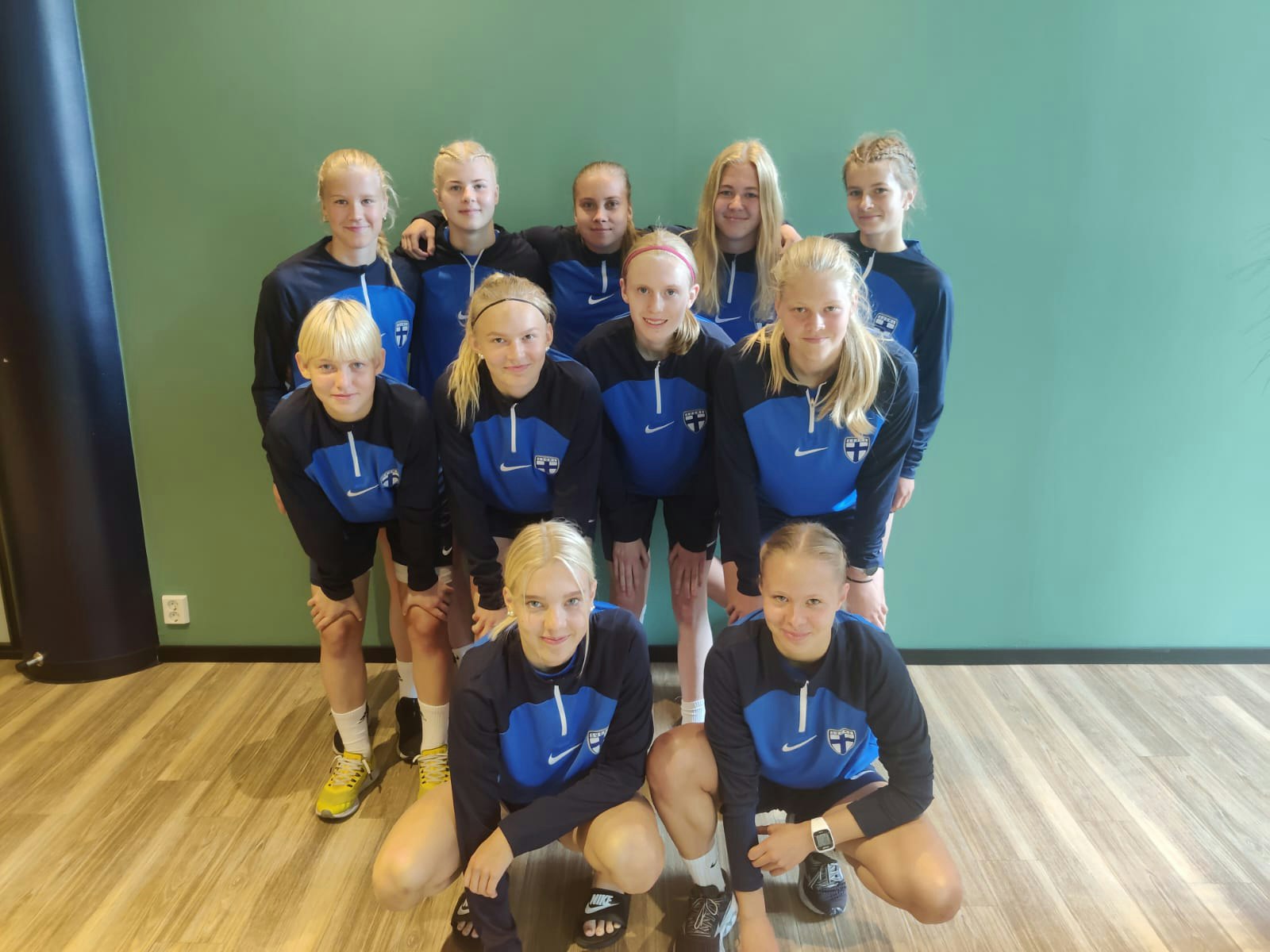 Pikkuhelmareiden avauskokoonpano PM-turnauksen ottelussa Färsaaria vastaan 2006.