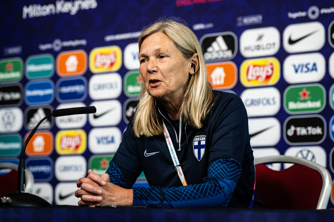 Helmareiden päävalmentaja Anna Signeul ennakoi Suomen EM-avausta lehdistötilaisuudessa Stadium Mk:lla.