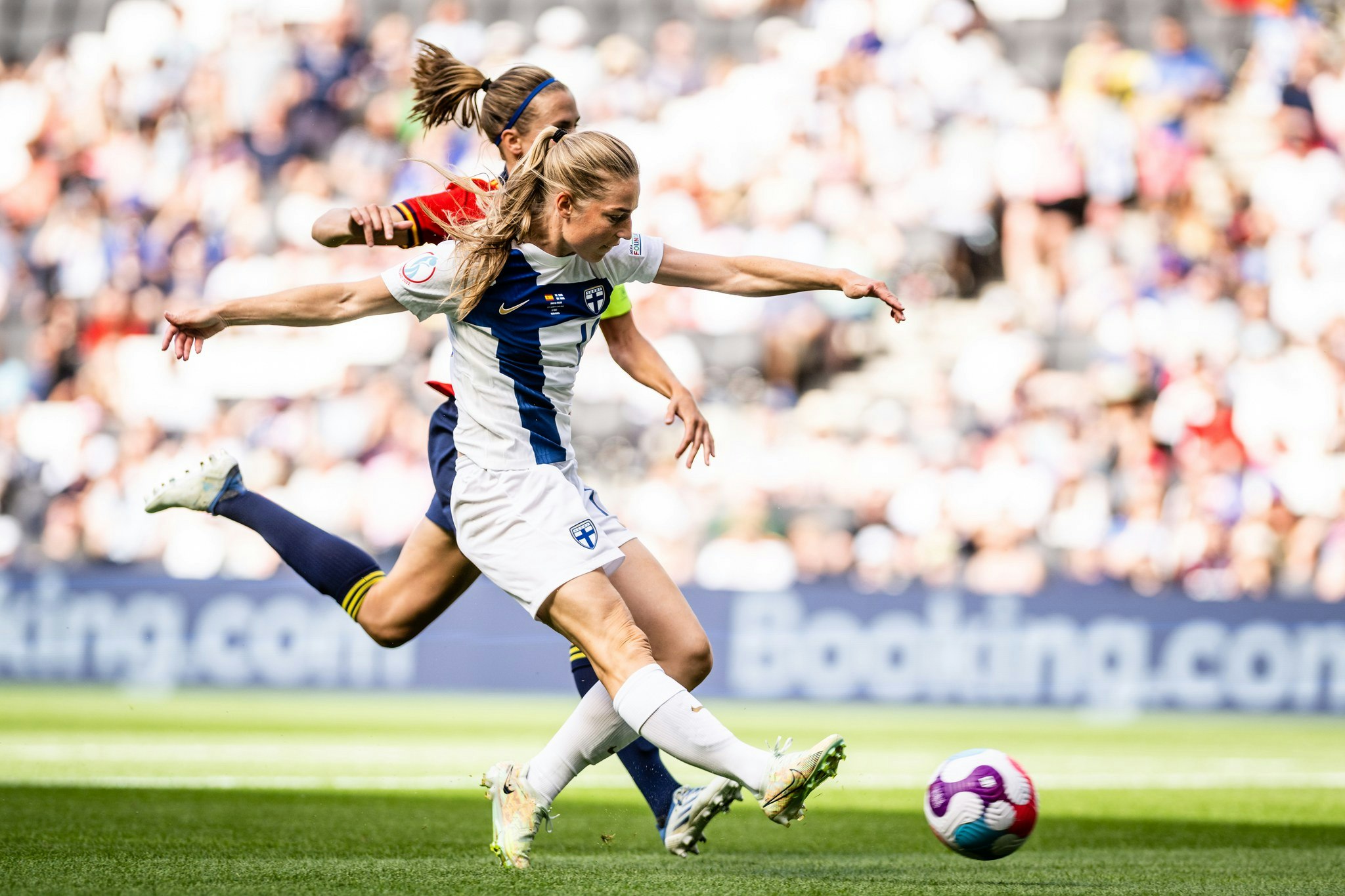 Linda Sällström laukoo pallon maaliin Espanjaa vastaan.