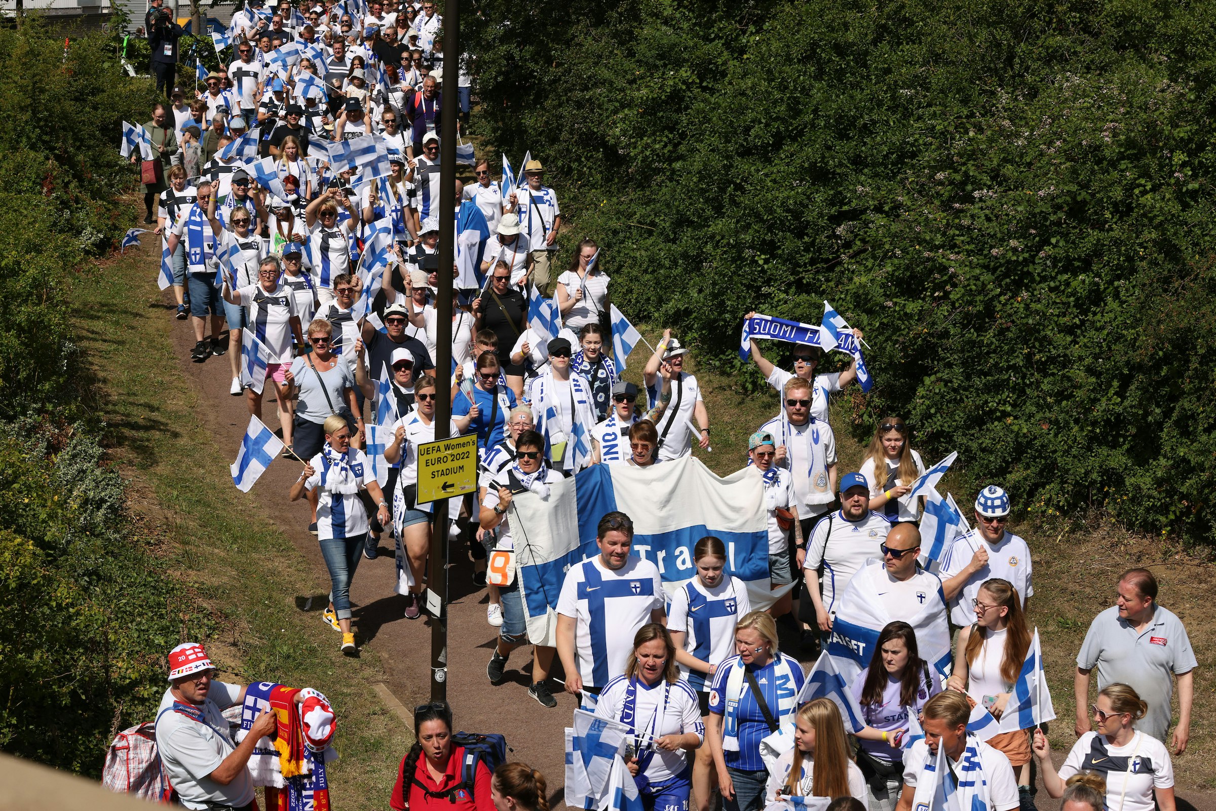 Suomen kannattajat marssivat Stadium MK:lle.