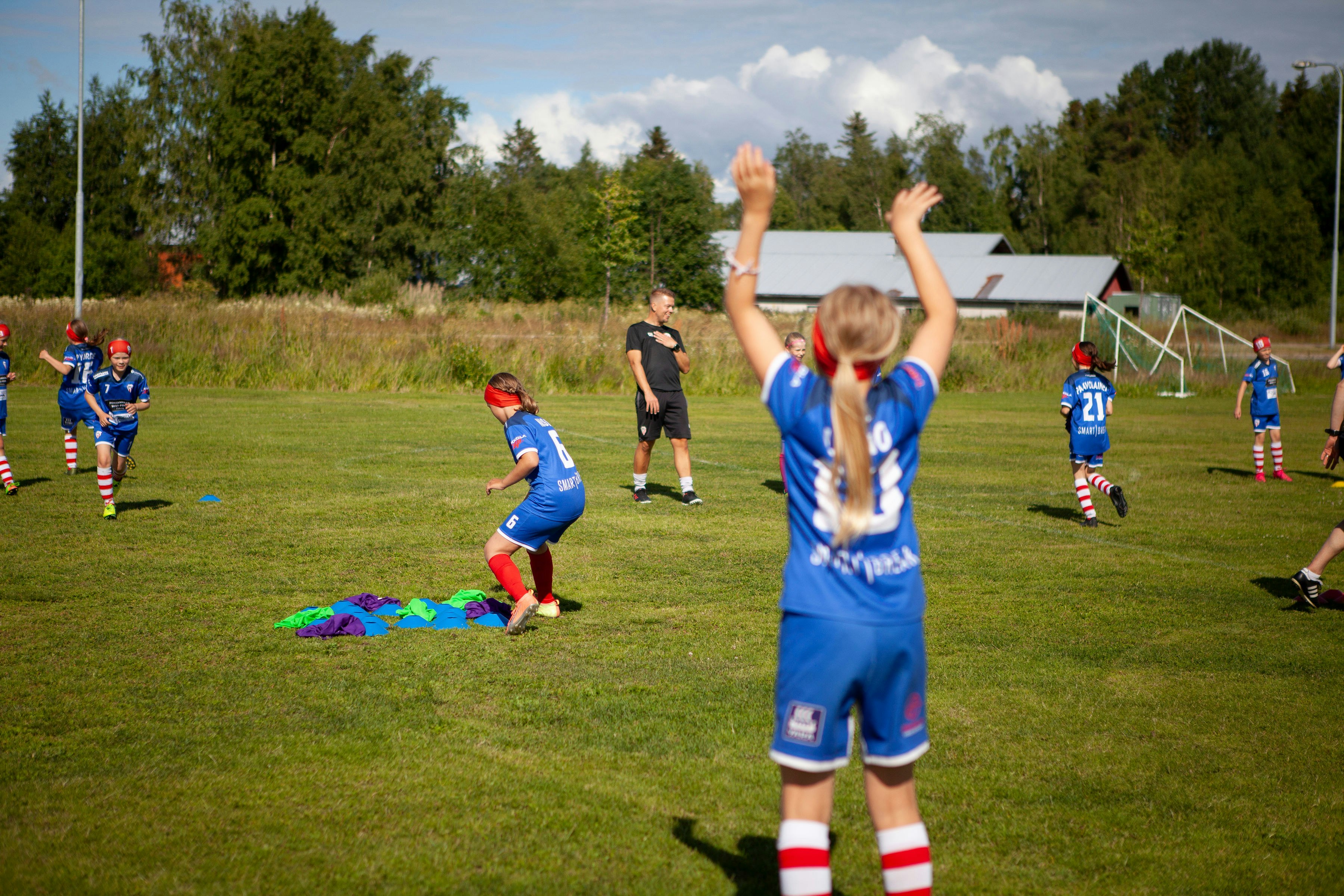 Valmentaja Hagström ja GBK:n 2012 syntyneet tytöt.