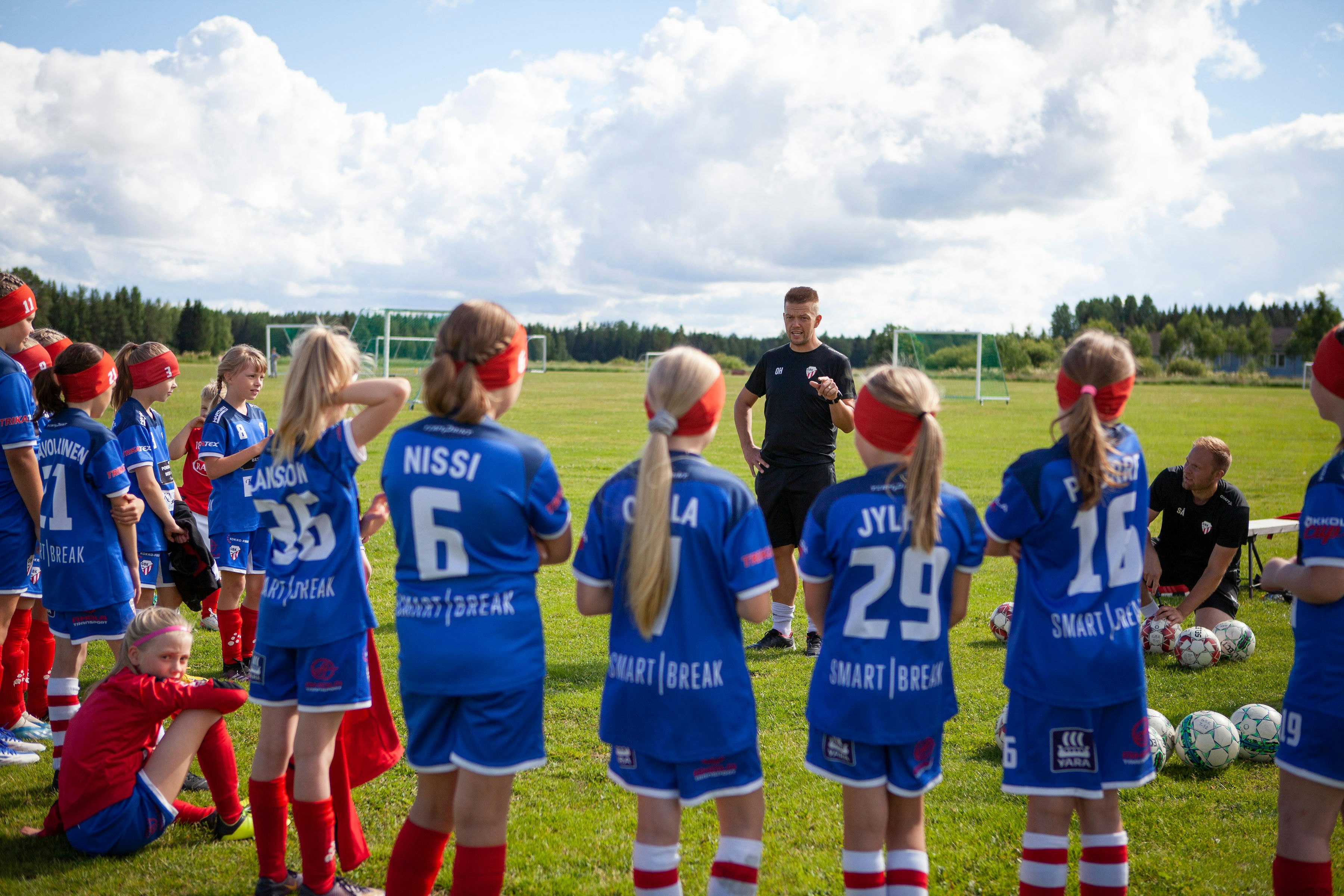 Valmentaja Hagström ja GBK:n 2012 syntyneet tytöt.