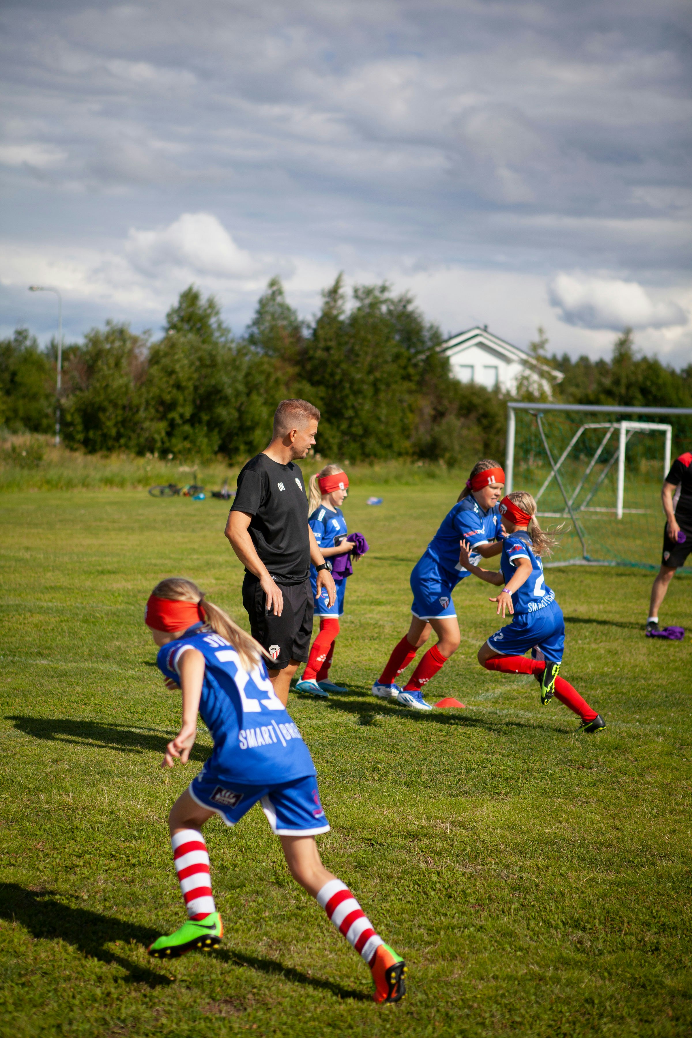 Valmentaja Hagström ja GBK:n 2012 syntyneet tytöt.