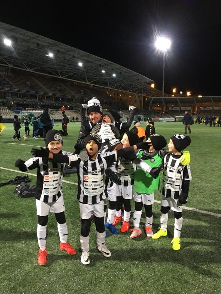 Lasse Karlsson ja TPS:n juniorijoukkue.