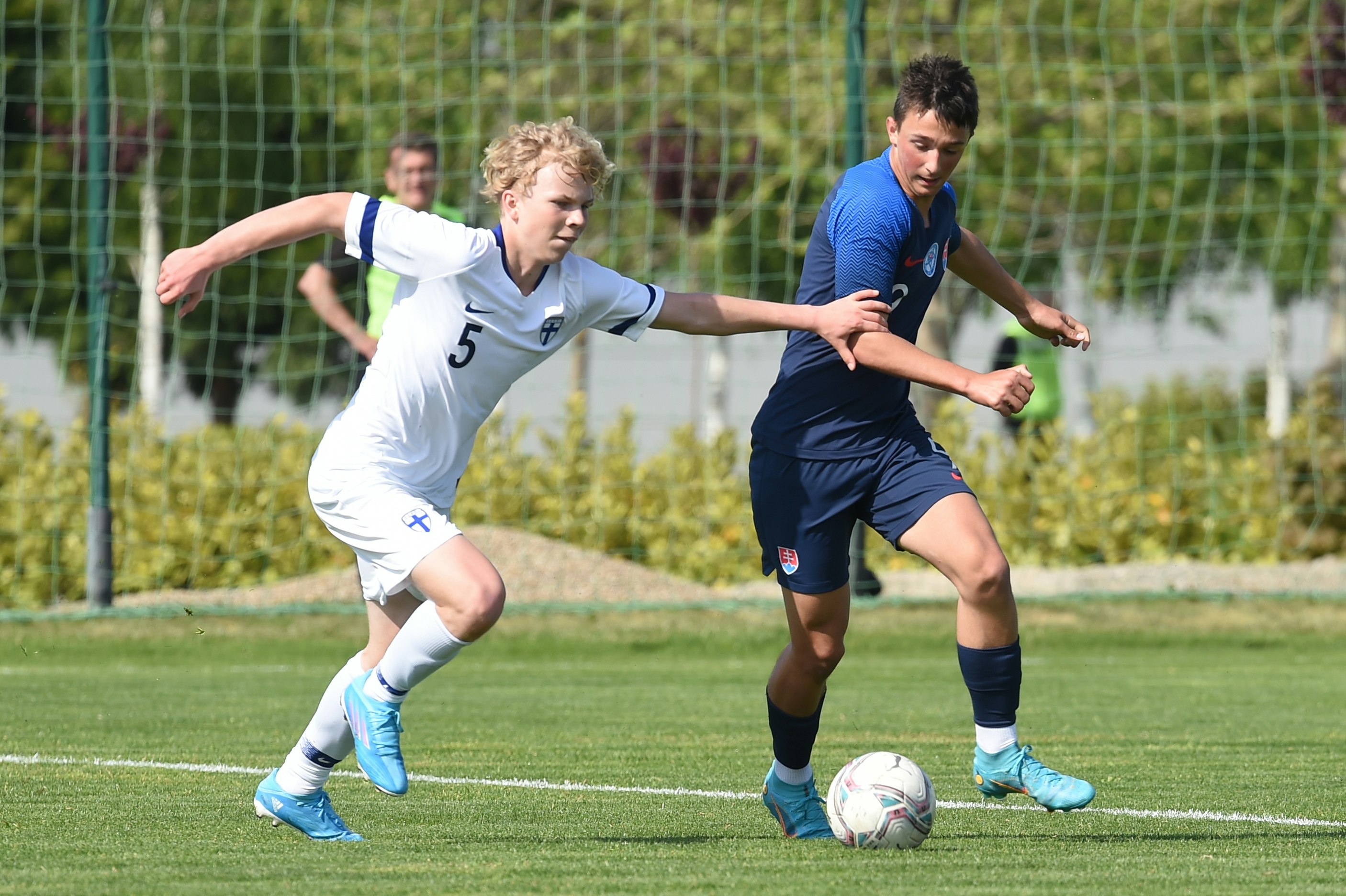 Kaius Simojoki taistelemassa pallosta ottelussa Slovakia-Suomi toukokuussa 2022.