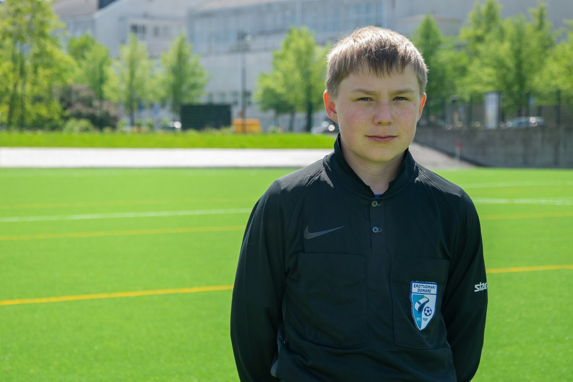 Tuoreelle erotuomarille Martti Koikkalaiselle erotuomarointi on mukava harrastus sekä kesätyö, jossa jalkapalloa pääsee katsomaan eri näkökulmasta kuin pelaajana.