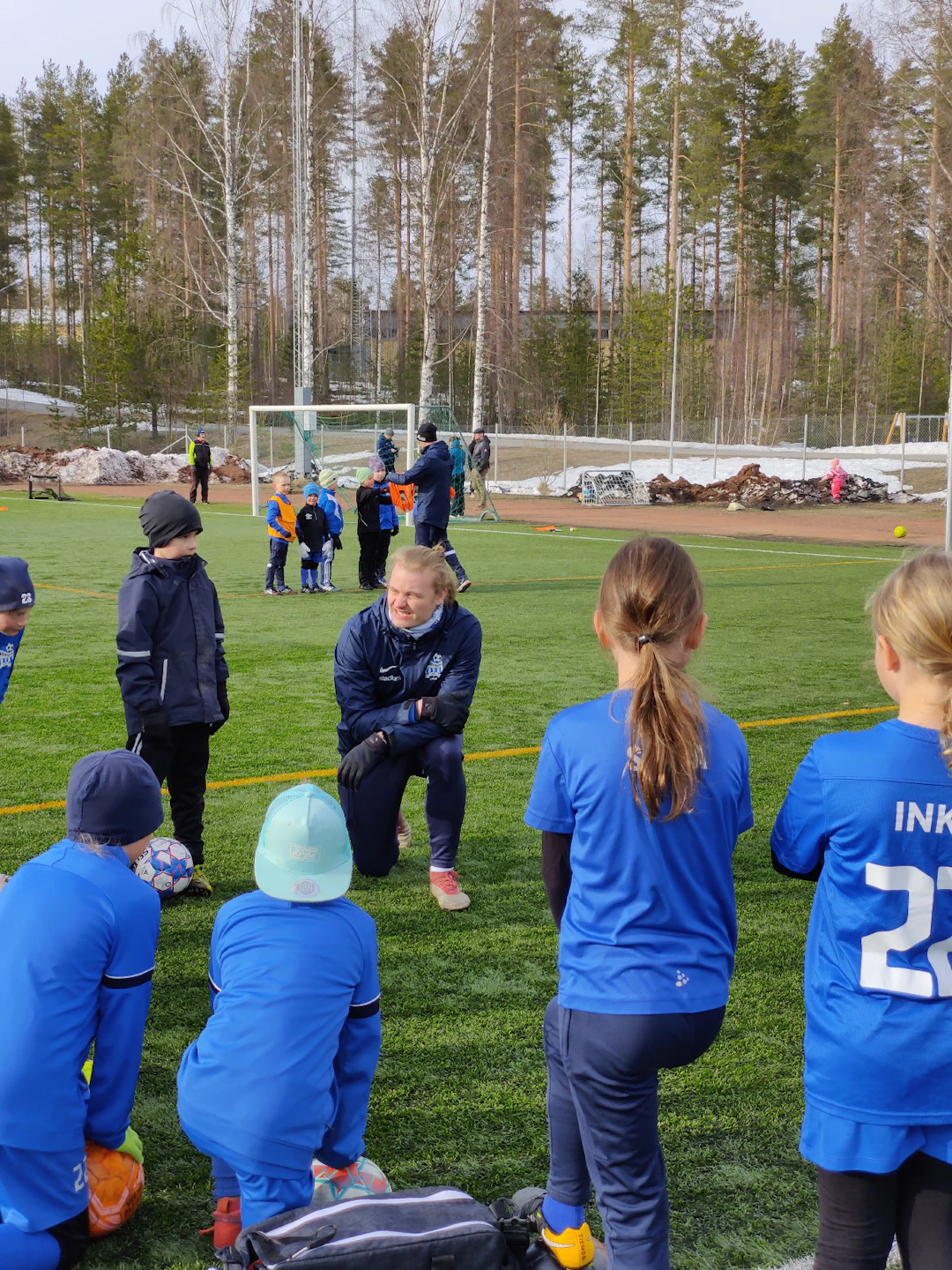 Ville Homanen valmentamassa Ylämyllyn Yllätyksen junioreita.