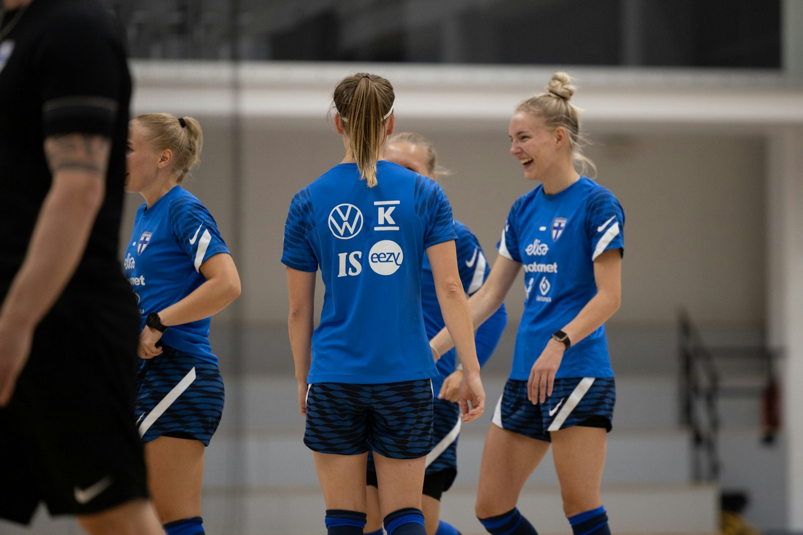 Matilda Herranen nauraa futsalkentällä